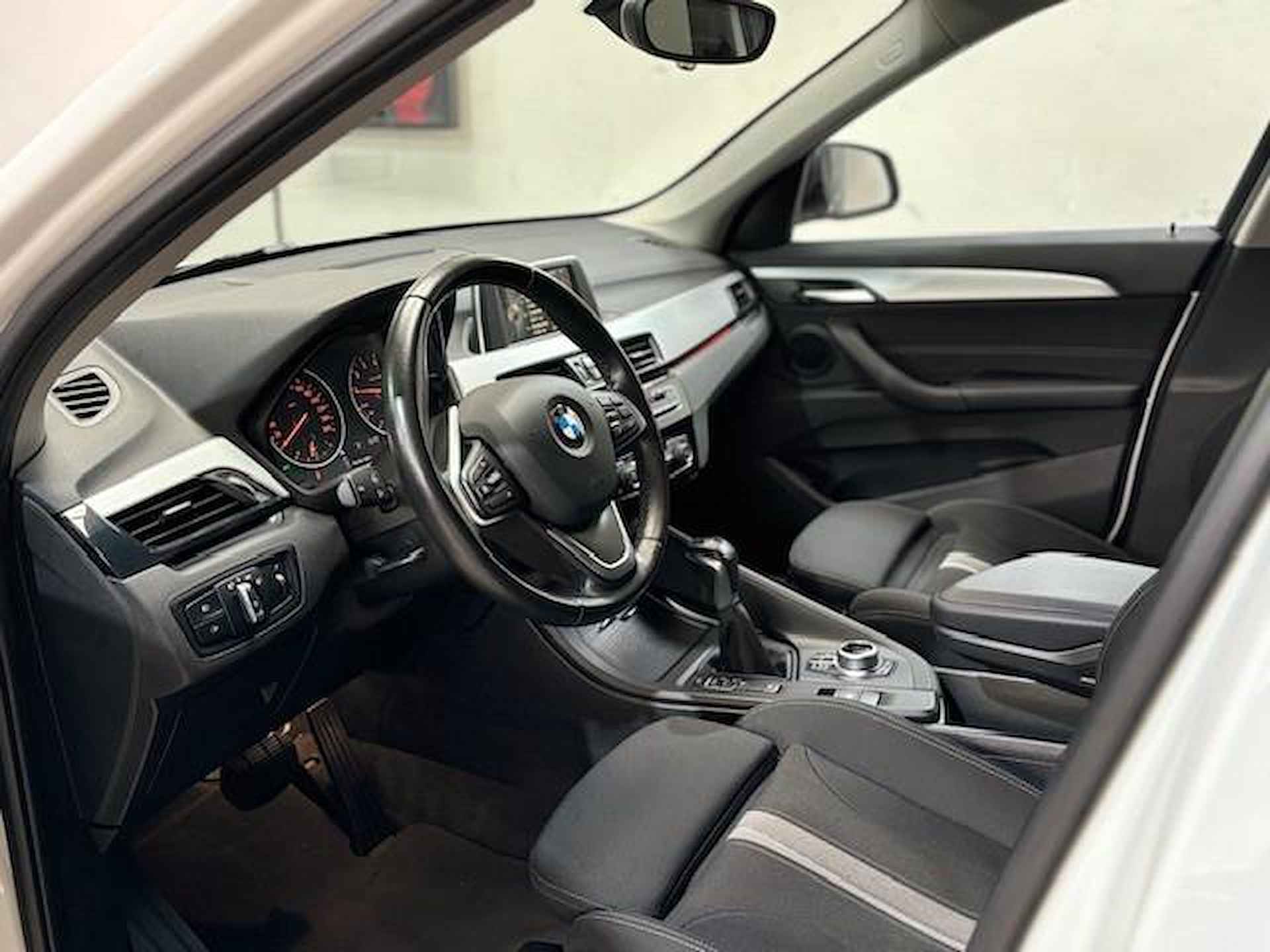 BMW X1 xDrive20i Centennial Executive | Trekhaak | Keyless | Parkeersensoren | Sportstoelen | NL auto | - 6/33