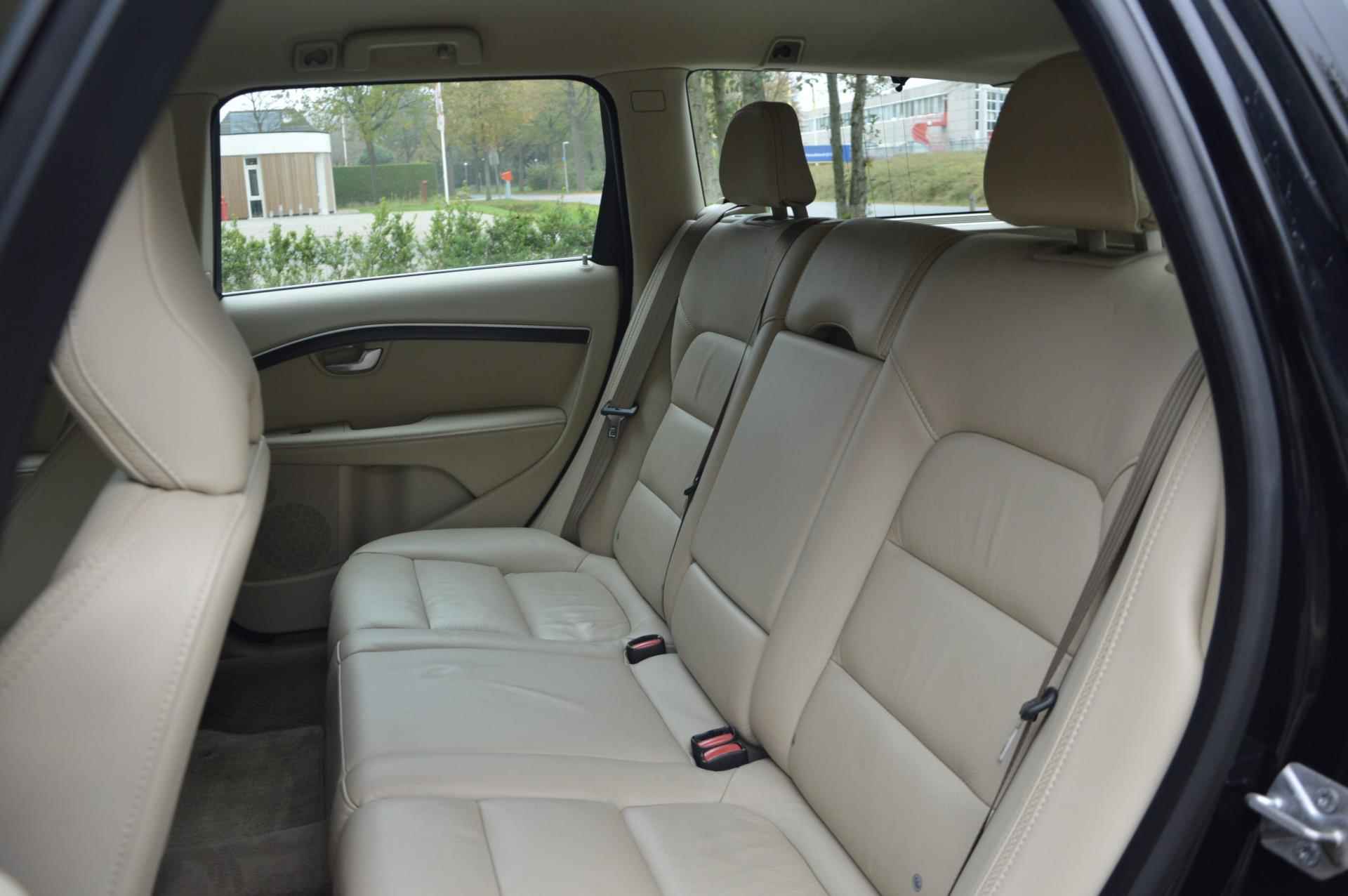 Volvo XC70 D4 | 5 Cilinder |Automaat | Standkachel | Trekhaak 1.600 kg | Dealeronderhouden | Luxe bekleding | Camera - 9/37