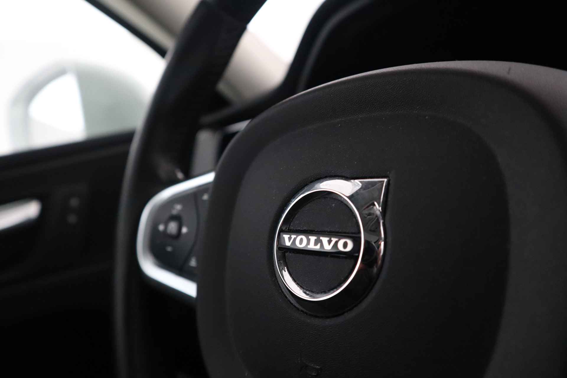 Volvo XC60 2.0 T8 Twin Engine AWD Momentum Volleder, Navigatie, Panorama, Stoelverw. - 40/49