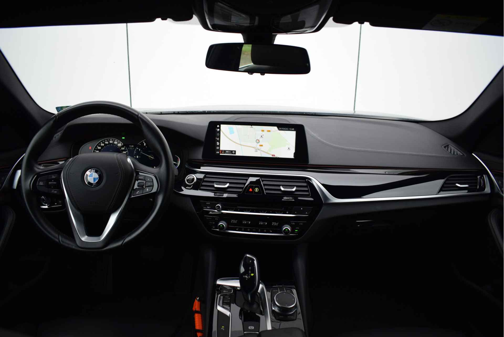 BMW 5 Serie Touring 530i High Executive Sport Line Automaat / Adaptieve LED / Navigatie Professional / Comfortstoelen / PDC voor + achter / Leder - 4/28