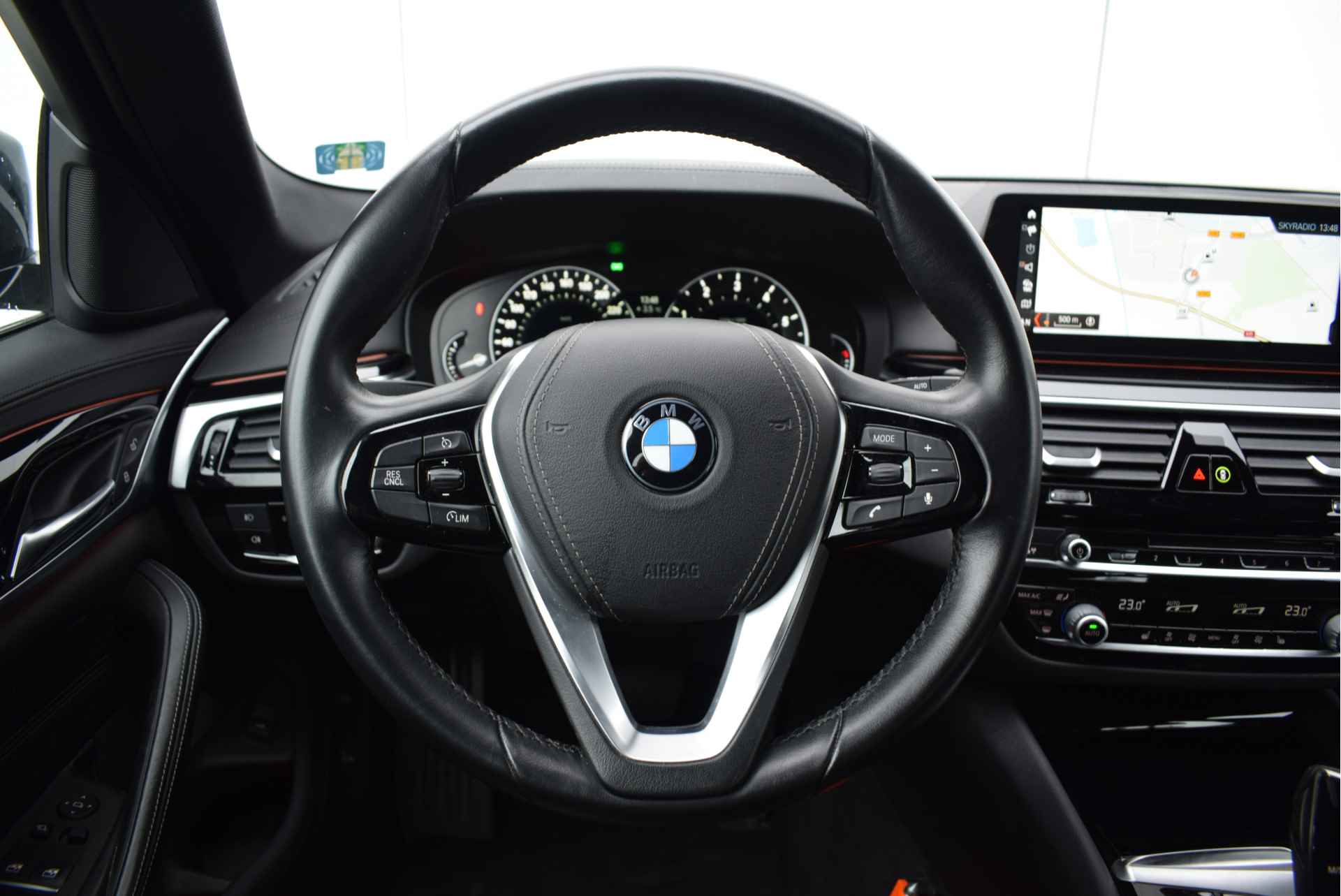 BMW 5 Serie Touring 530i High Executive Sport Line Automaat / Adaptieve LED / Navigatie Professional / Comfortstoelen / PDC voor + achter / Leder - 16/28