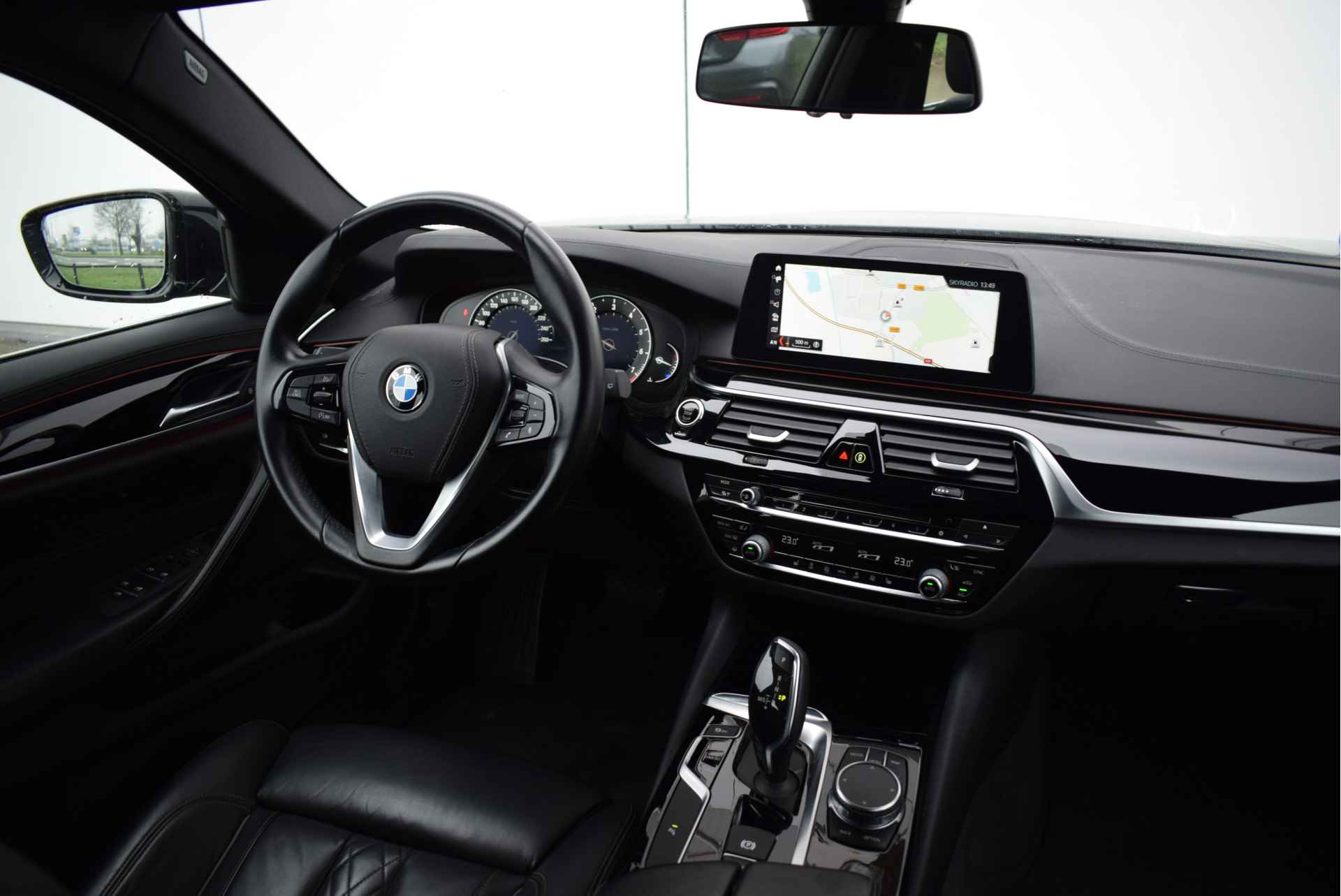 BMW 5 Serie Touring 530i High Executive Sport Line Automaat / Adaptieve LED / Navigatie Professional / Comfortstoelen / PDC voor + achter / Leder - 17/28