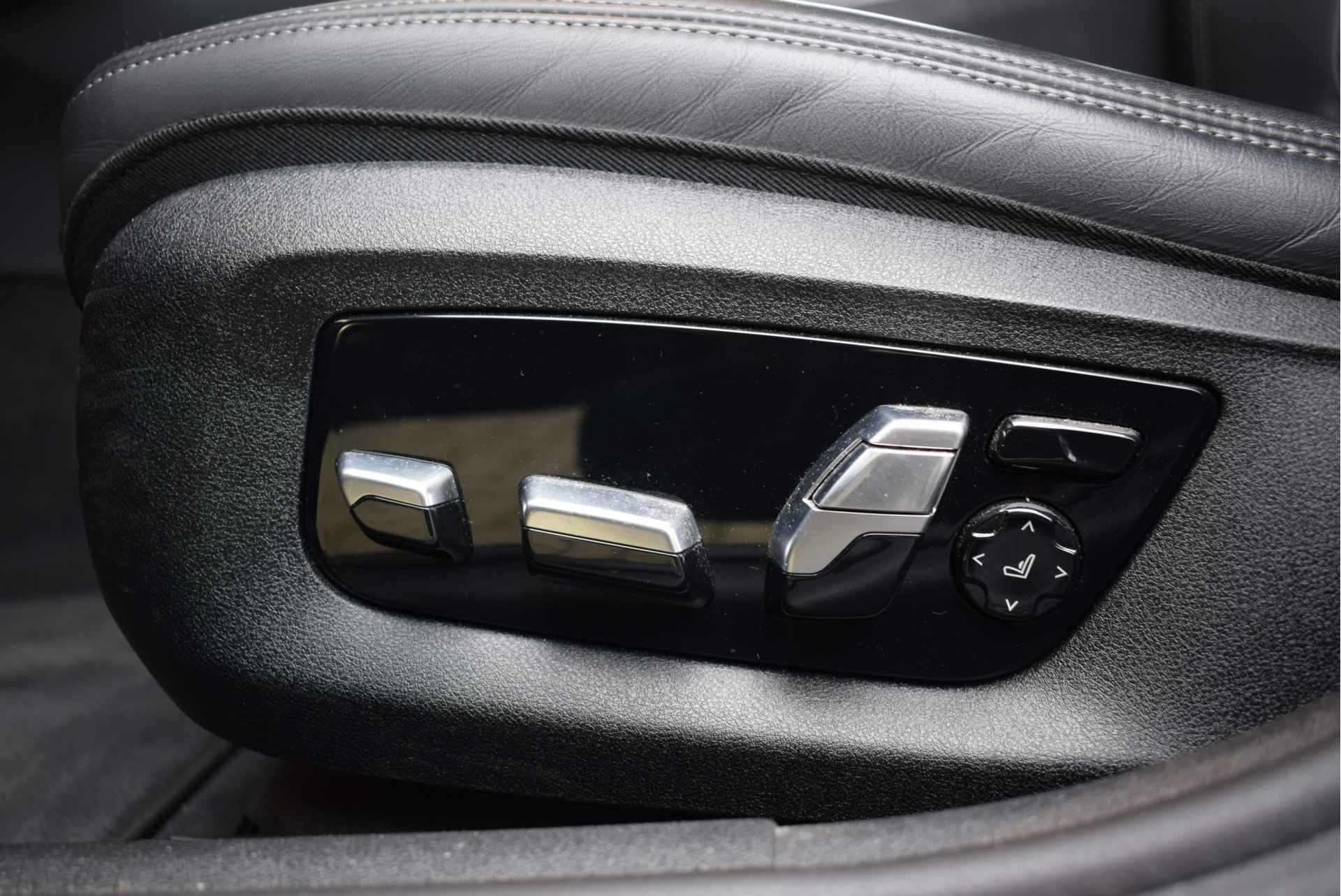 BMW 5 Serie Touring 530i High Executive Sport Line Automaat / Adaptieve LED / Navigatie Professional / Comfortstoelen / PDC voor + achter / Leder - 18/28