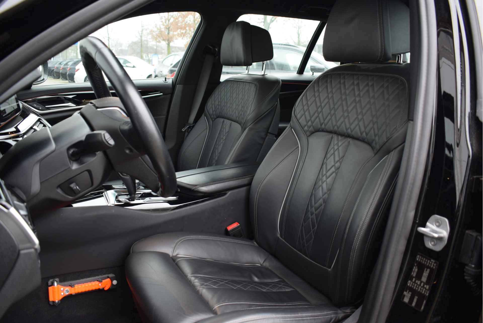 BMW 5 Serie Touring 530i High Executive Sport Line Automaat / Adaptieve LED / Navigatie Professional / Comfortstoelen / PDC voor + achter / Leder - 20/28