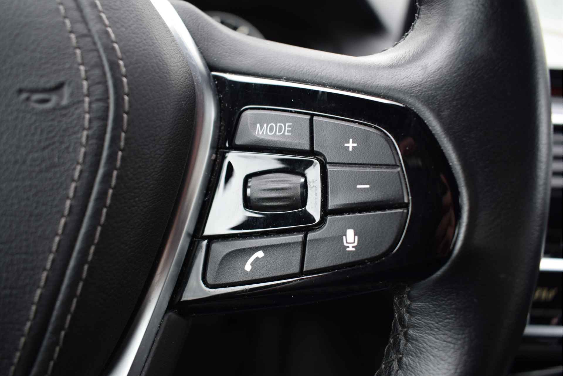 BMW 5 Serie Touring 530i High Executive Sport Line Automaat / Adaptieve LED / Navigatie Professional / Comfortstoelen / PDC voor + achter / Leder - 23/28