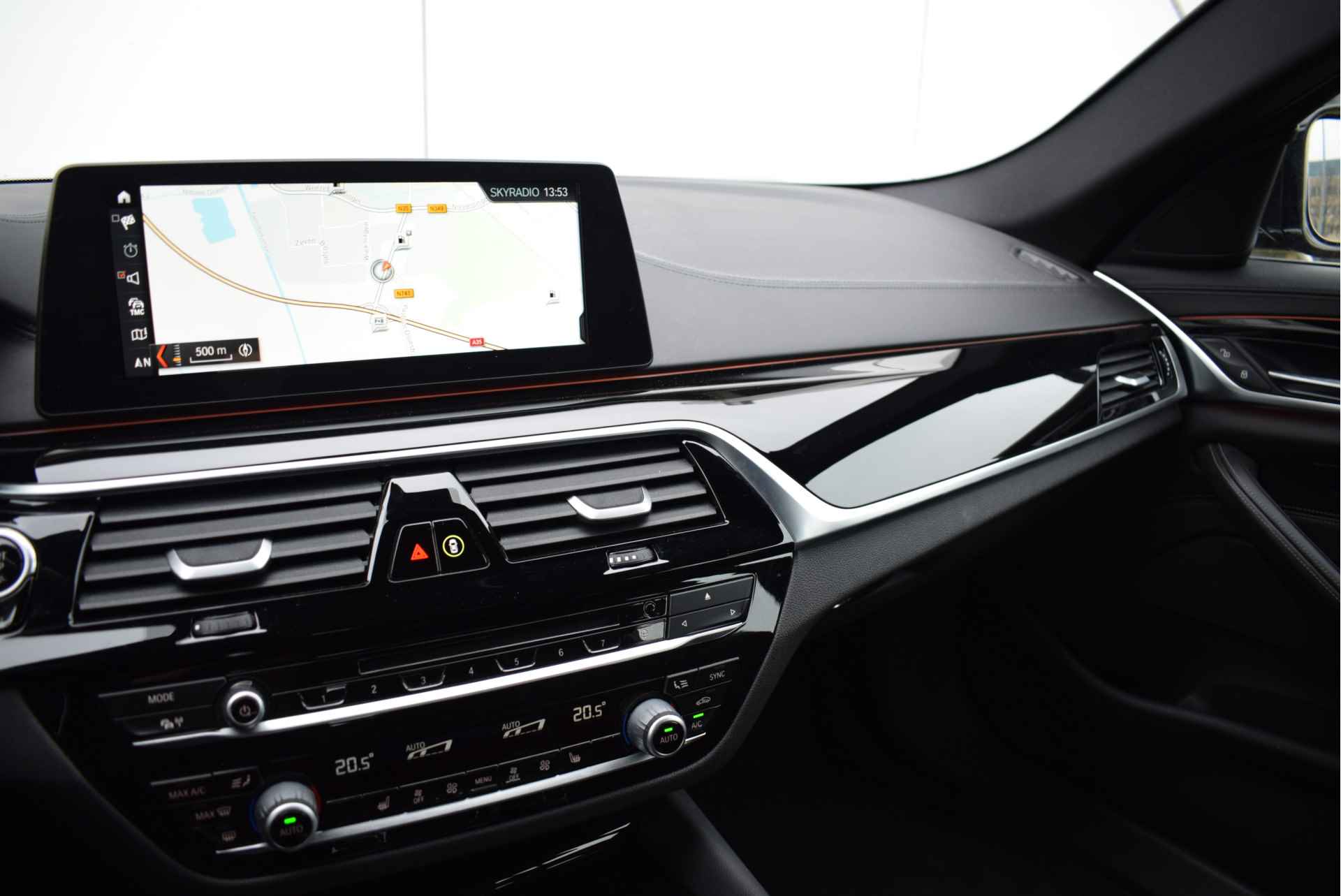 BMW 5 Serie Touring 530i High Executive Sport Line Automaat / Adaptieve LED / Navigatie Professional / Comfortstoelen / PDC voor + achter / Leder - 24/28