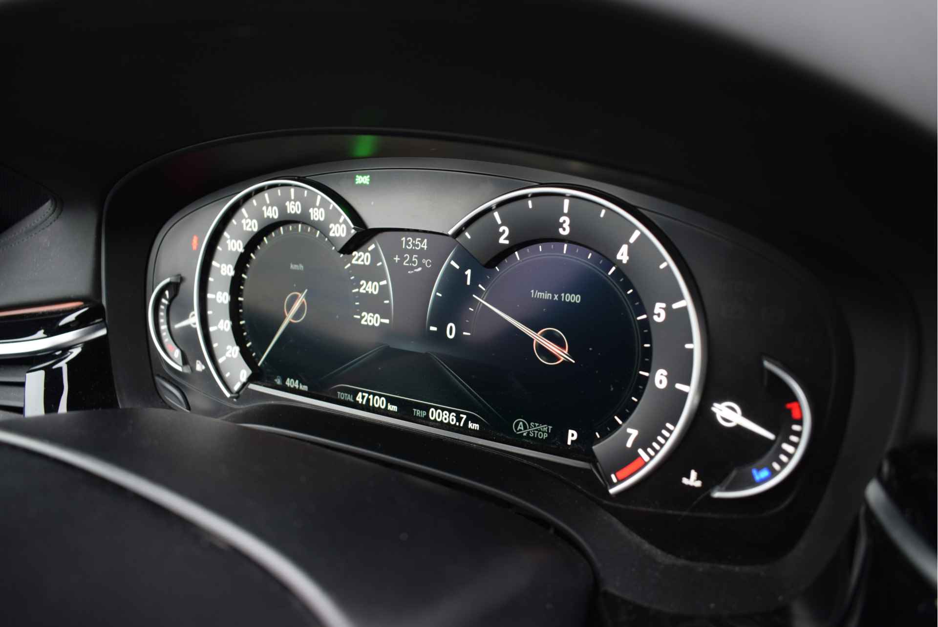 BMW 5 Serie Touring 530i High Executive Sport Line Automaat / Adaptieve LED / Navigatie Professional / Comfortstoelen / PDC voor + achter / Leder - 25/28