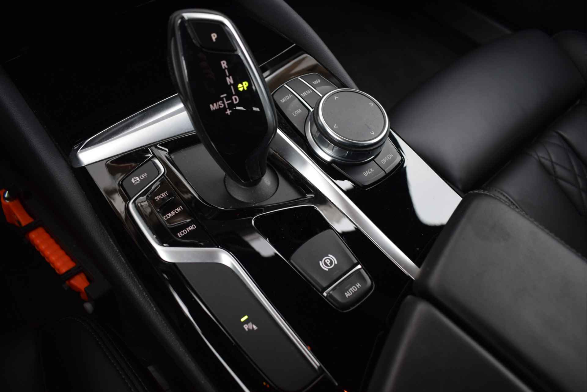 BMW 5 Serie Touring 530i High Executive Sport Line Automaat / Adaptieve LED / Navigatie Professional / Comfortstoelen / PDC voor + achter / Leder - 26/28
