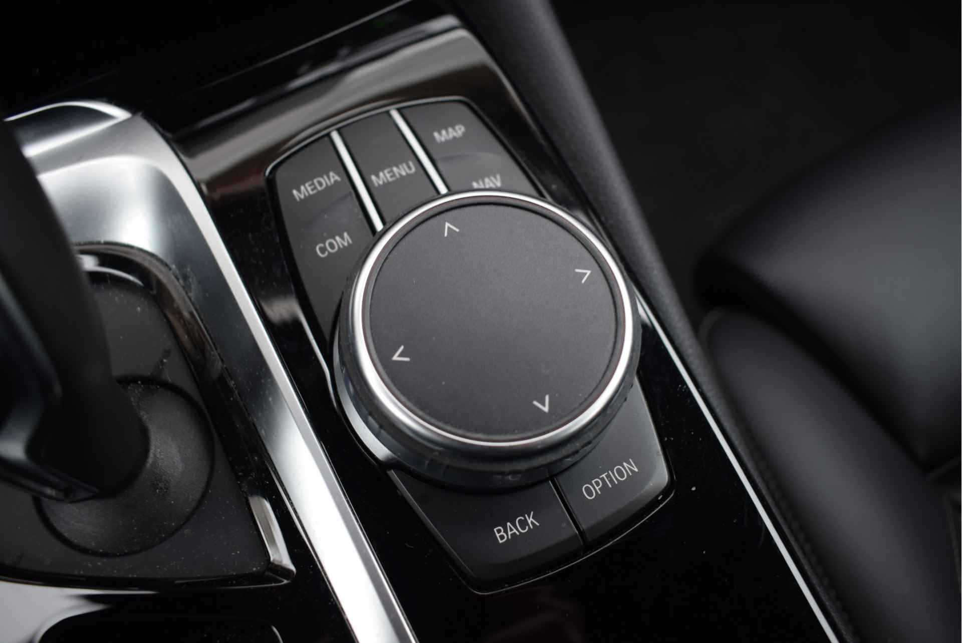 BMW 5 Serie Touring 530i High Executive Sport Line Automaat / Adaptieve LED / Navigatie Professional / Comfortstoelen / PDC voor + achter / Leder - 27/28