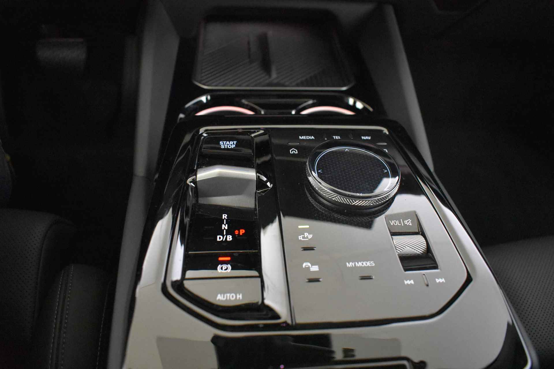 BMW i5 eDrive40 / Trekhaak / Bowers & Wilkins / Adaptieve LED / Parking Assistant / Stoelverwarming - 26/40