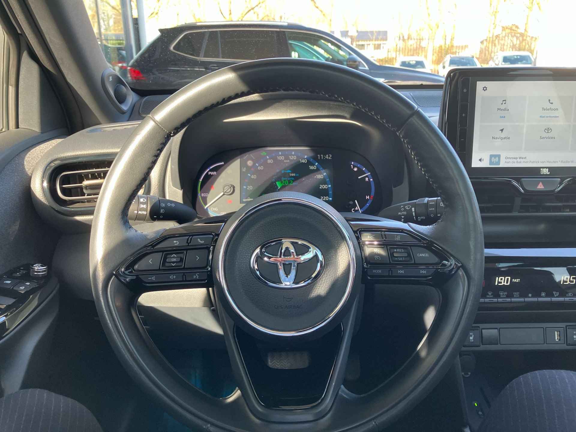 Toyota Yaris Cross 1.5 Hybrid First Edition / Leder / Keyless / Stoelverwarming / Navigatie / Automaat / Panorama dak / Head up Display / Extra Winterset! - 8/23