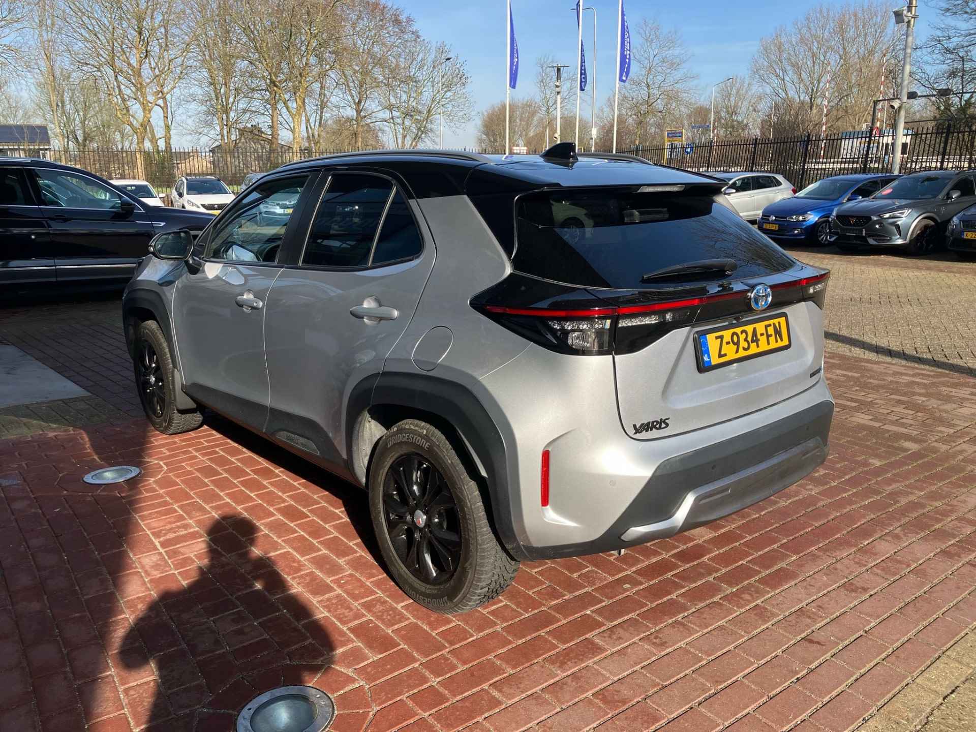 Toyota Yaris Cross 1.5 Hybrid First Edition / Leder / Keyless / Stoelverwarming / Navigatie / Automaat / Panorama dak / Head up Display / Extra Winterset! - 9/23