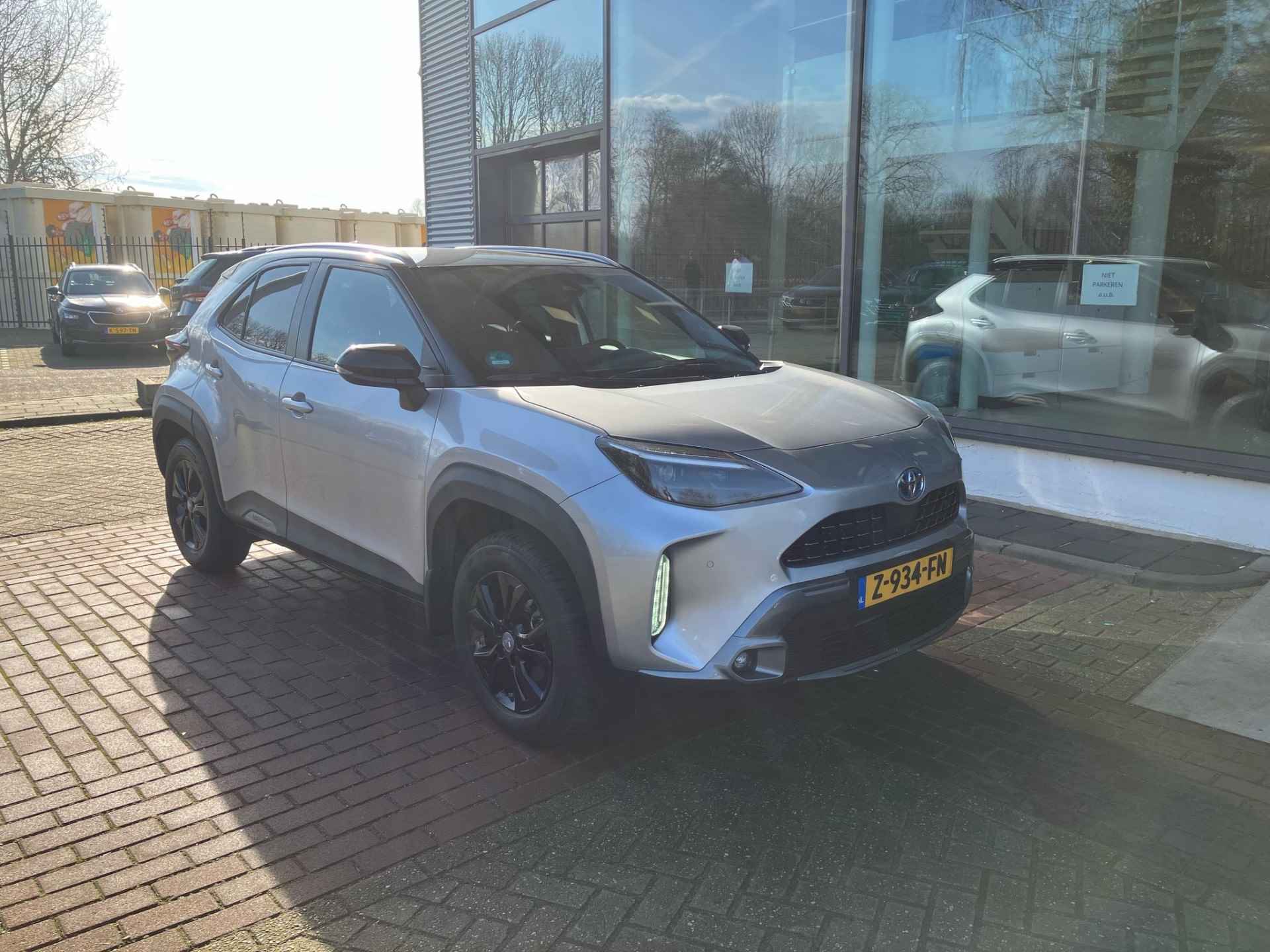 Toyota Yaris Cross 1.5 Hybrid First Edition / Leder / Keyless / Stoelverwarming / Navigatie / Automaat / Panorama dak / Head up Display / Extra Winterset! - 16/23