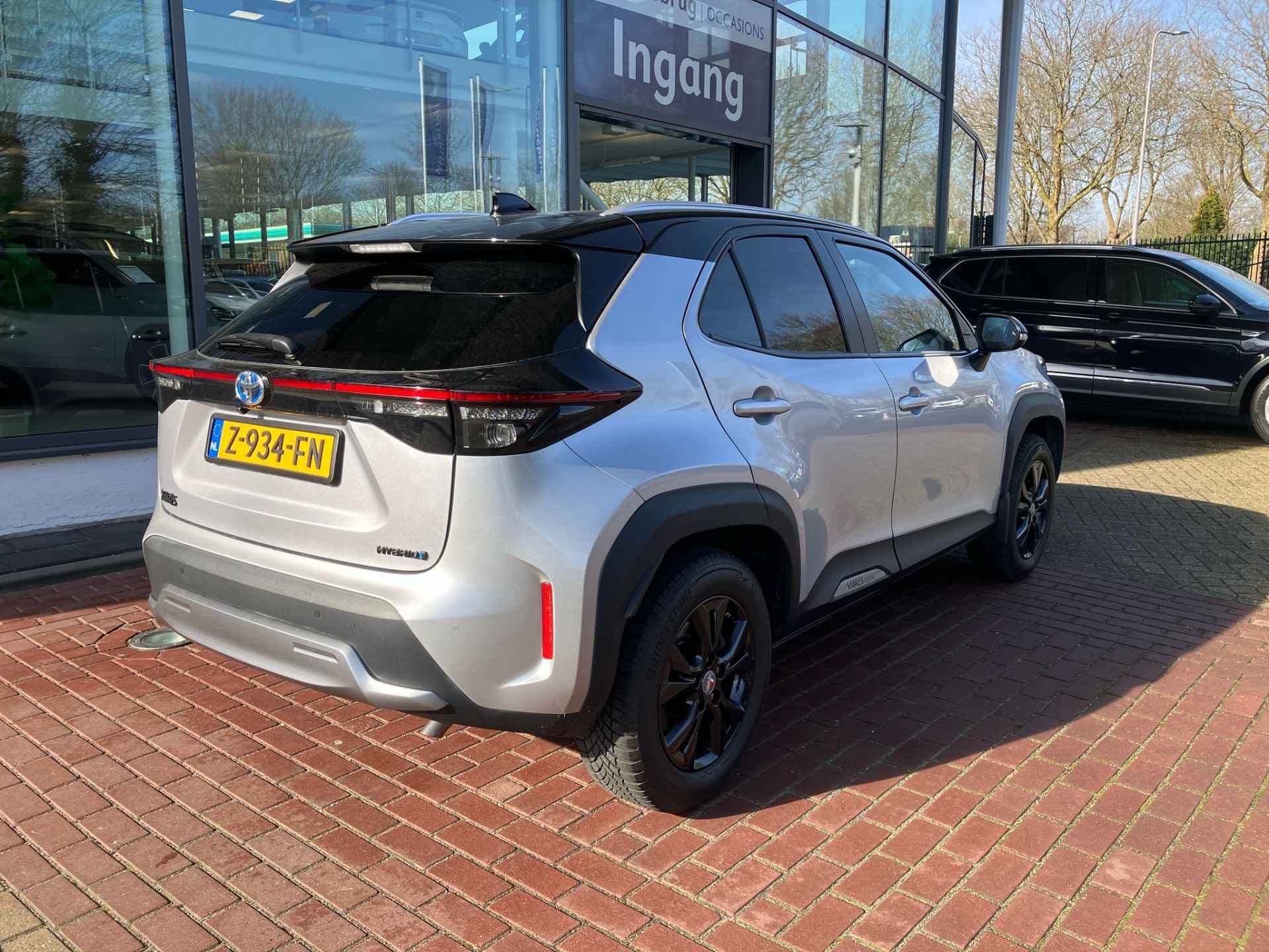 Toyota Yaris Cross 1.5 Hybrid First Edition / Leder / Keyless / Stoelverwarming / Navigatie / Automaat / Panorama dak / Head up Display / Extra Winterset! - 17/23