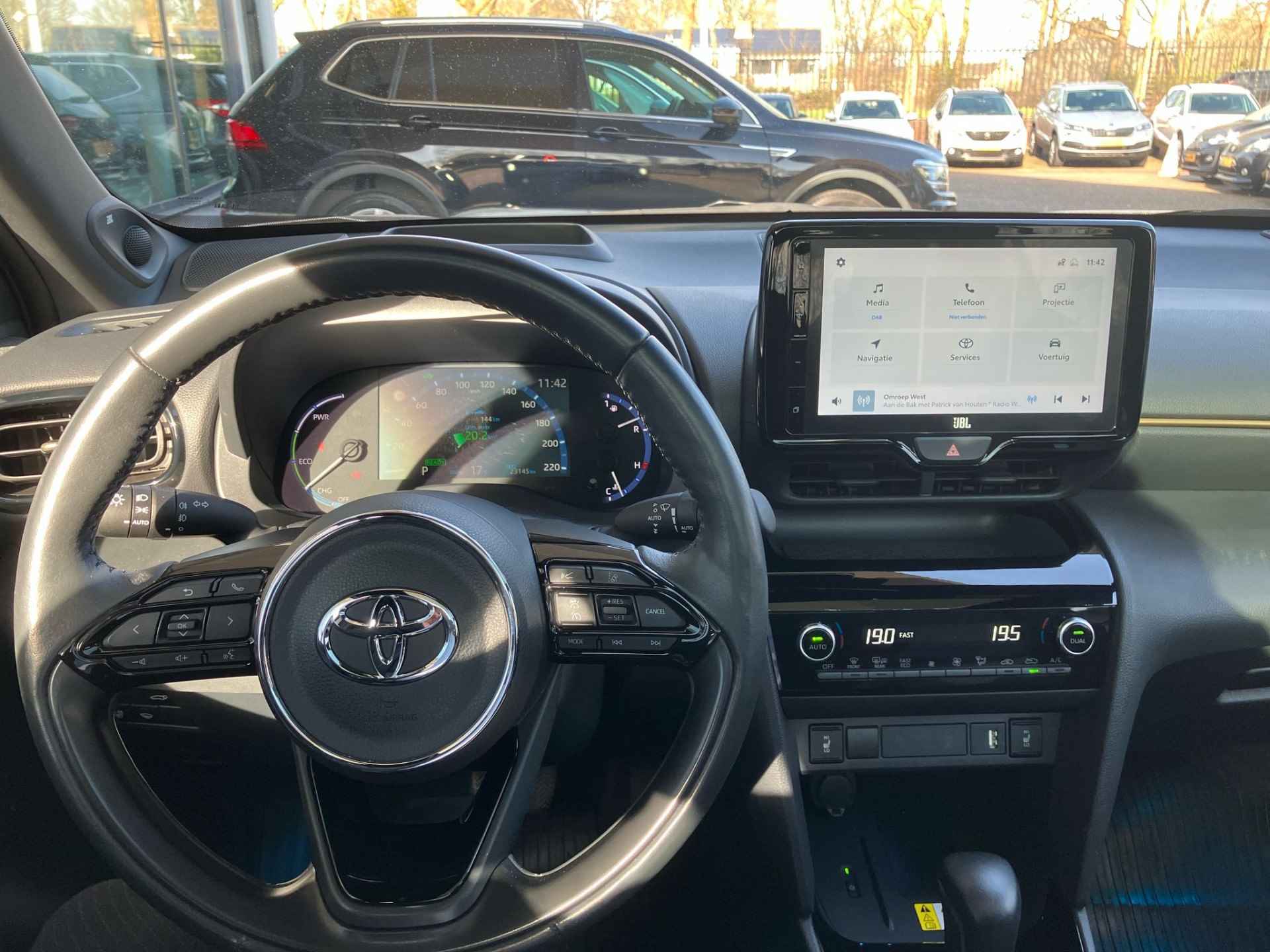 Toyota Yaris Cross 1.5 Hybrid First Edition / Leder / Keyless / Stoelverwarming / Navigatie / Automaat / Panorama dak / Head up Display / Extra Winterset! - 18/23