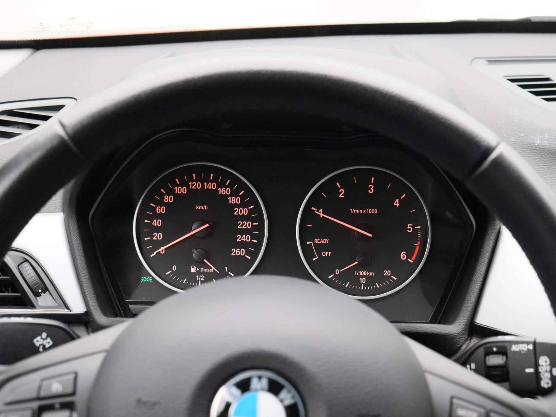 BMW X1 sDrive16d Executive | LEDEREN BEKLEDING | NAVIGATIE | PARKEERSENSOREN VOOR + ACHTER |  CLIMATE CONTROL | STOELVERWARMING | CRUISE CONTROL | ELEKTRISCHE BEDIENBARE ACHTERKLEP | - 9/36