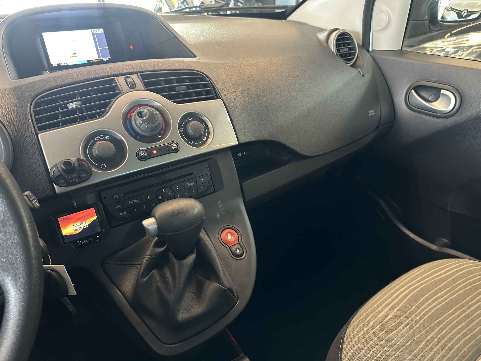 Renault Kangoo Family 1.6-16V Automaat | Rolstoelauto | 3+1 | airco | rolstoel | aanpassing | tijdelijk gratis Top Afleverpakket twv Eur 695 - 29/38