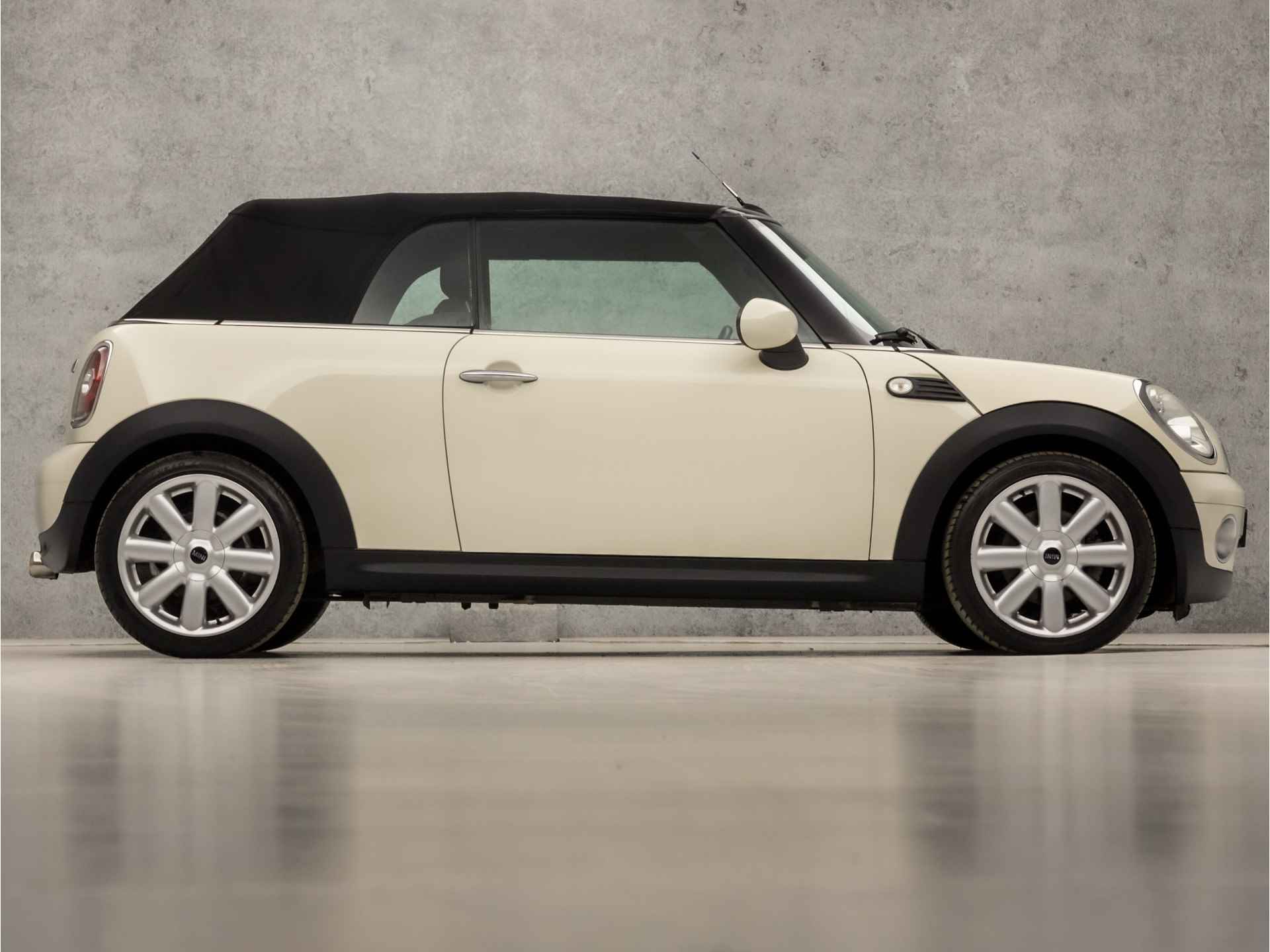 MINI Cabrio 1.6 Cooper Chili (NAVIGATIE, CLIMATE, STOELVERWARMING, HARMAN/KARDON, LEDEREN SPORTSTOELEN, XENON, CRUISE, MULTIFUNCTIONEEL STUURWIEL, SOFTTOP, NIEUWSTAAT) - 4/31