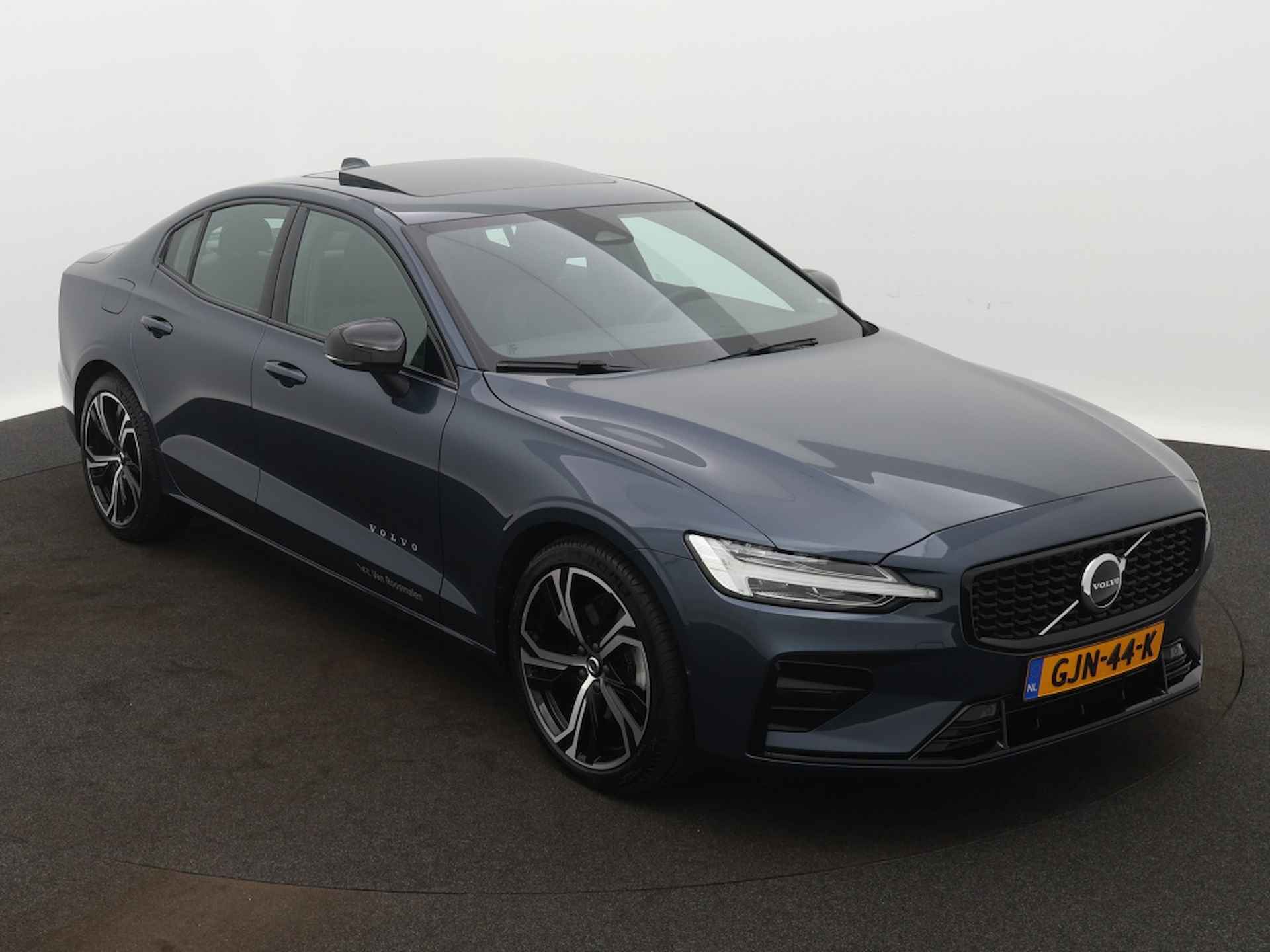 Volvo S60 2.0 B4 Plus Dark | Panoramadak | 19" Lm velgen - 7/45