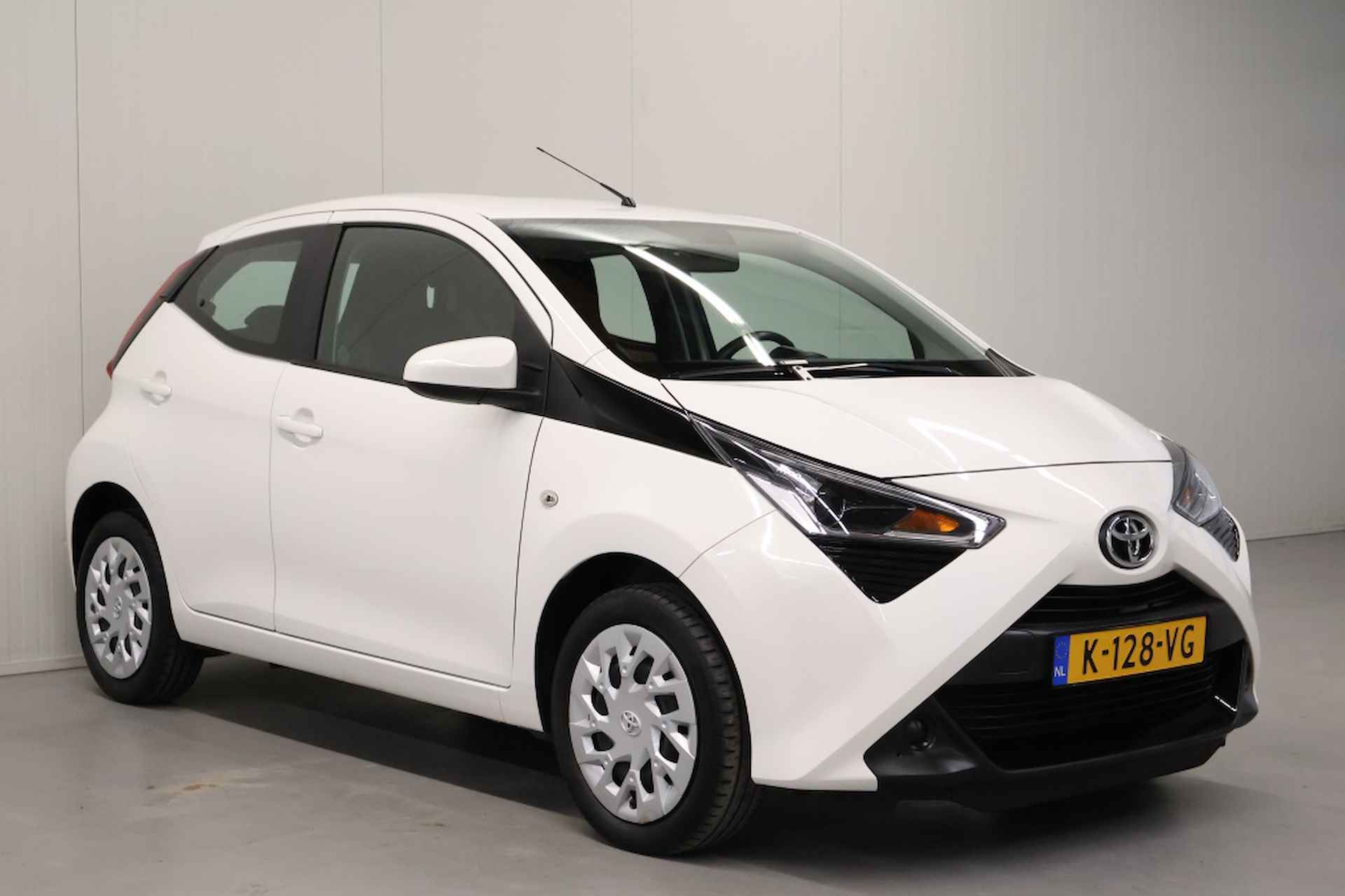 Toyota Aygo 1.0 VVT-i x-play - 6/28