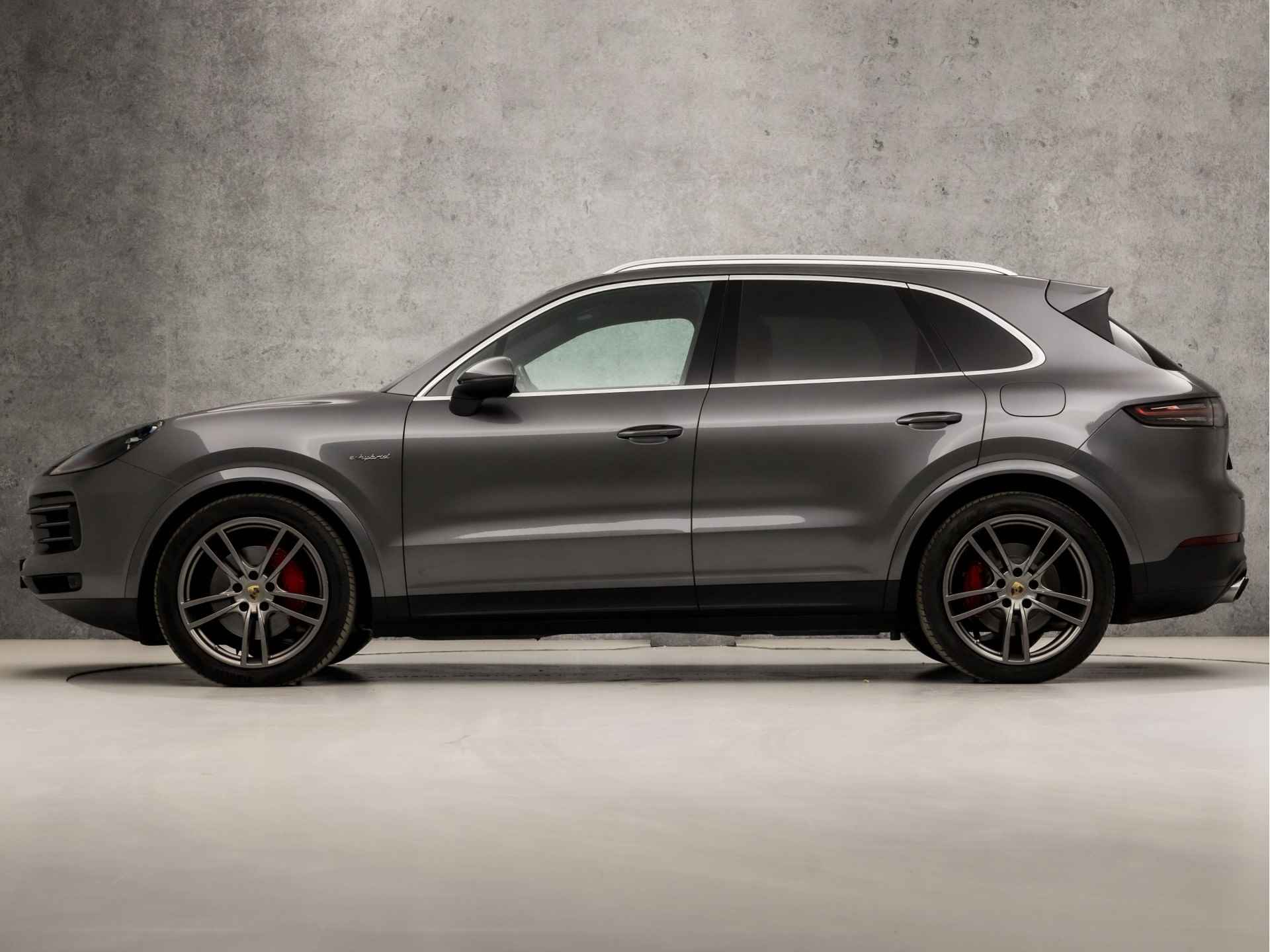 Porsche Cayenne 3.0 E-Hybrid 463Pk (PANORAMADAK, SPORTCHRONO PAKKET, 1e EIGENAAR, ORG NEDERLANDS, SFEERVERLICHTING, 14 WEGEN SPORTSTOELEN, KEYLESS, LUCHTVERING, APPLE CARPLAY, DAB+, STUURWIEL VERWARMD, NIEUWSTAAT) - 2/46