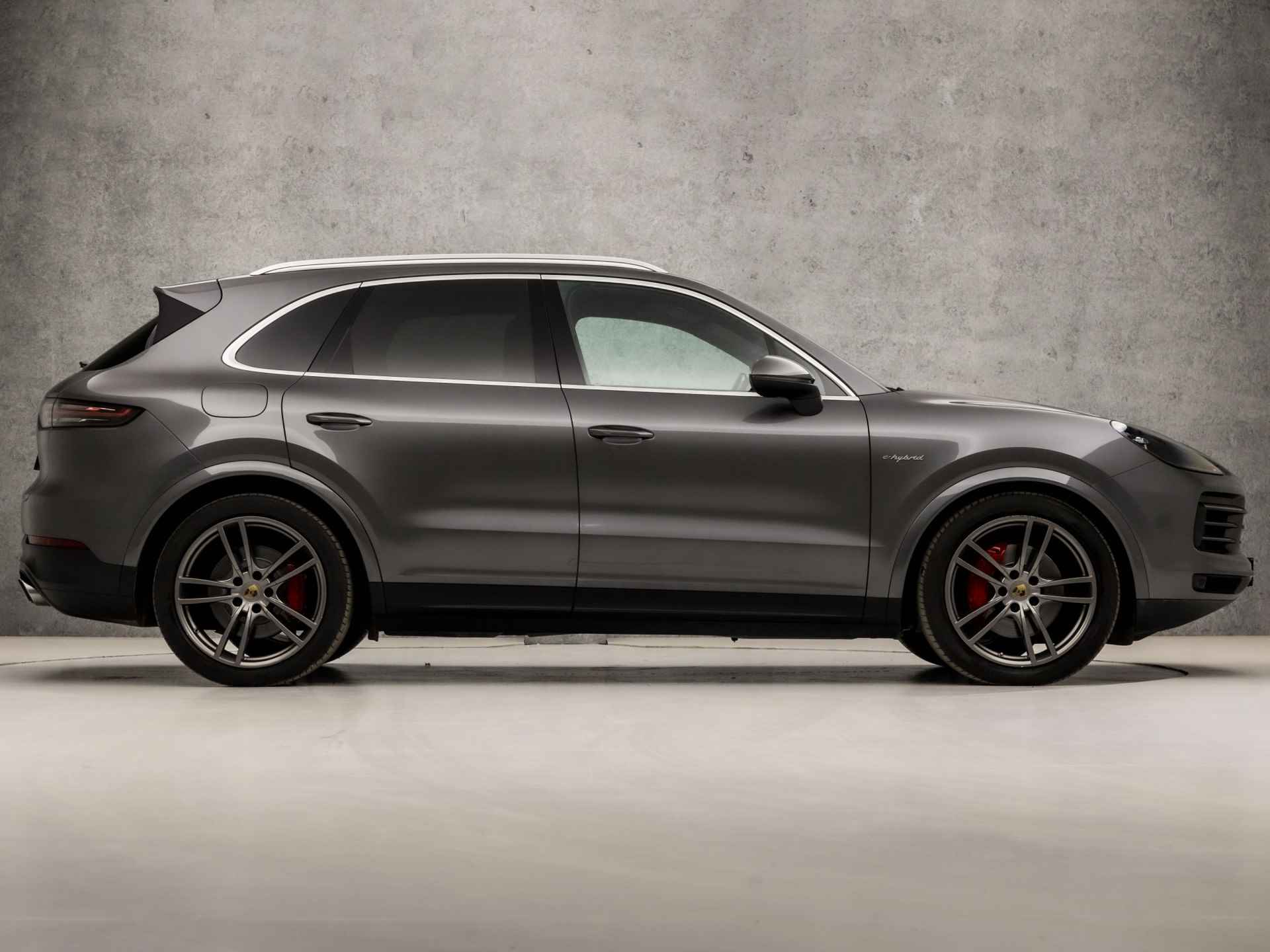 Porsche Cayenne 3.0 E-Hybrid 463Pk (PANORAMADAK, SPORTCHRONO PAKKET, 1e EIGENAAR, ORG NEDERLANDS, SFEERVERLICHTING, 14 WEGEN SPORTSTOELEN, KEYLESS, LUCHTVERING, APPLE CARPLAY, DAB+, STUURWIEL VERWARMD, NIEUWSTAAT) - 4/46