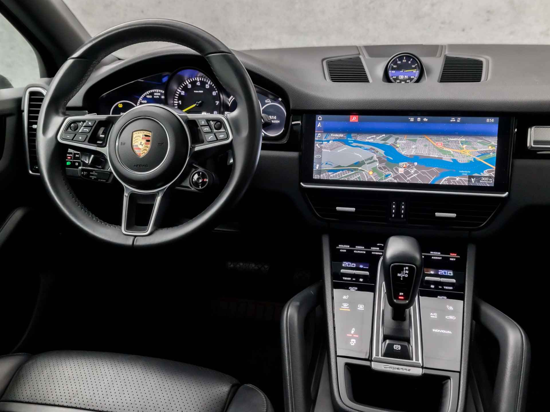 Porsche Cayenne 3.0 E-Hybrid 463Pk (PANORAMADAK, SPORTCHRONO PAKKET, 1e EIGENAAR, ORG NEDERLANDS, SFEERVERLICHTING, 14 WEGEN SPORTSTOELEN, KEYLESS, LUCHTVERING, APPLE CARPLAY, DAB+, STUURWIEL VERWARMD, NIEUWSTAAT) - 7/46