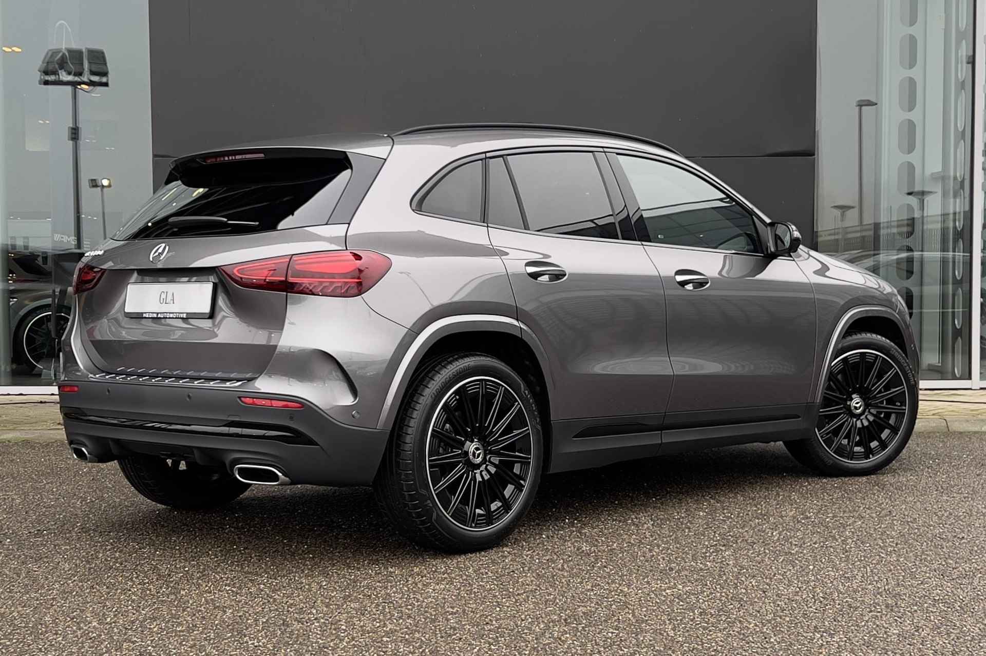 Mercedes-Benz GLA GLA 180 Automaat Star Edition AMG Line | Premium Plus Pakket | Nightpakket | Distronic | Trekhaak - 2/25