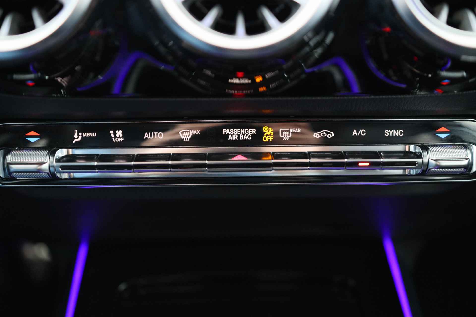 Mercedes-Benz GLA 200 AMG Line | Ambient Light | Trekhaak | Sportstoel | Camera | Stoelverwarming | LED | Navi | Clima | Wide-Screen | - 12/35