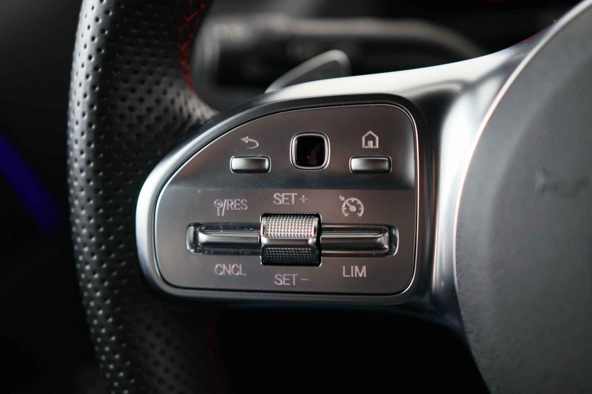 Mercedes-Benz GLA 200 AMG Line | Ambient Light | Trekhaak | Sportstoel | Camera | Stoelverwarming | LED | Navi | Clima | Wide-Screen | - 17/35