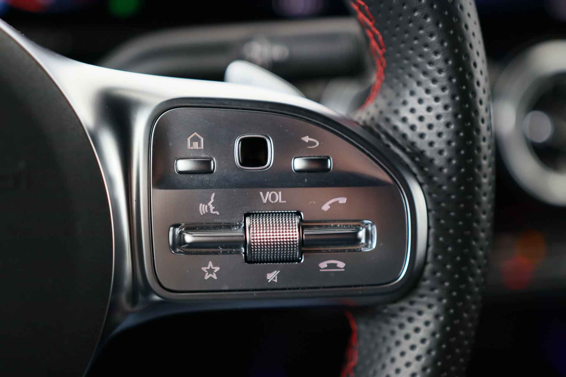 Mercedes-Benz GLA 200 AMG Line | Ambient Light | Trekhaak | Sportstoel | Camera | Stoelverwarming | LED | Navi | Clima | Wide-Screen | - 18/35