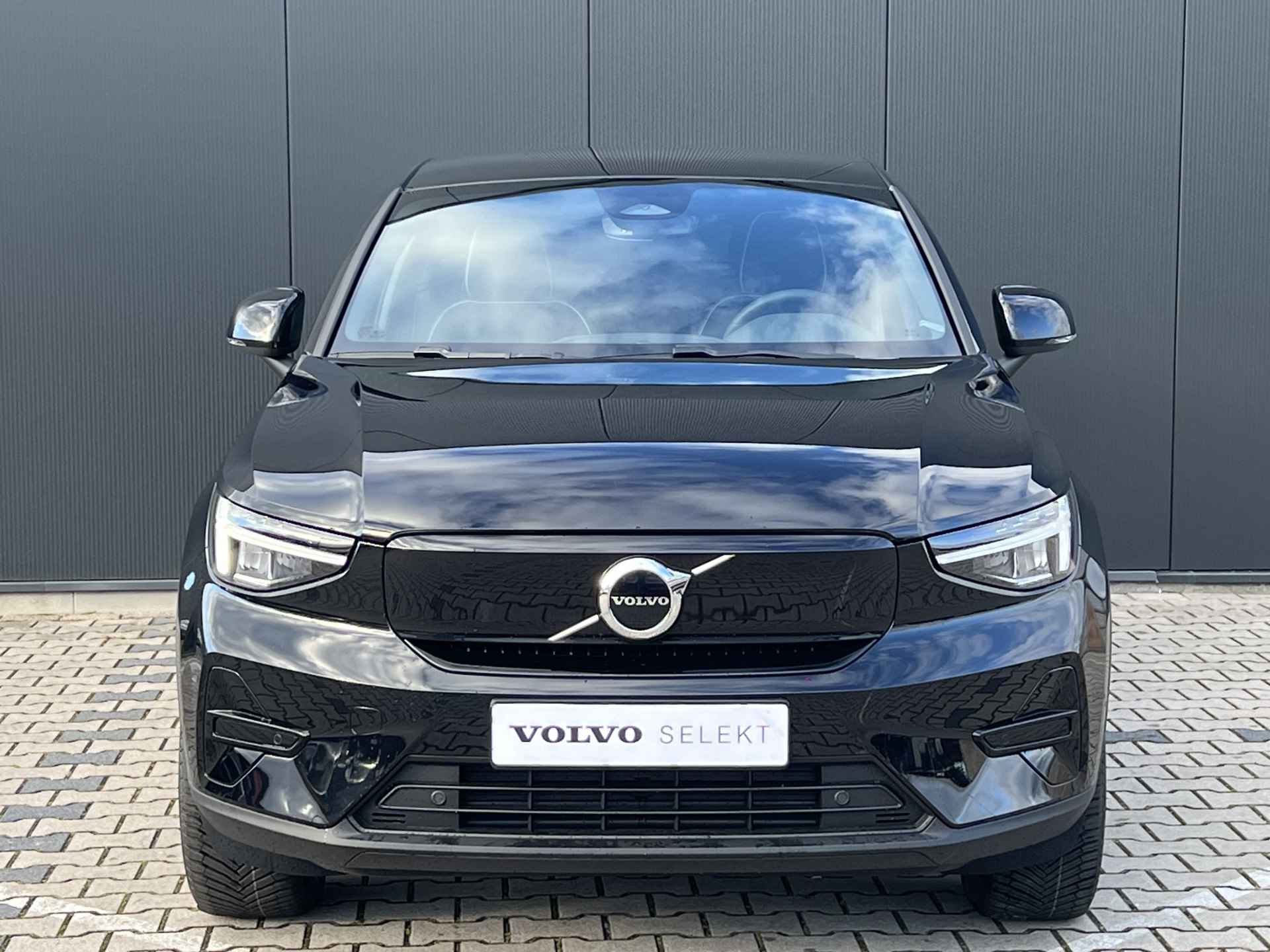 Volvo C40 Single Motor Extended Range Plus 82 kWh | 4,99% Financial Lease ! | Trekhaak | Luxe Bekleding | Snel Leverbaar! | Van €61.000 na - 16/34