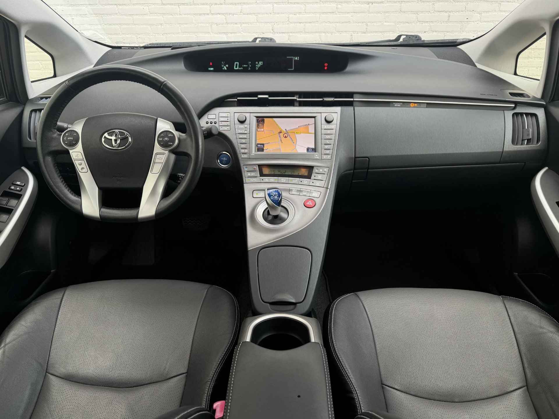 Toyota Prius 1.8 Executive Business / Navigatie / Headup Display / Schuif&kantel Dak / Stoelverwarming / Parkeersensoren + Camera / Cruise / Clima / DAB / Licht en Regensensor / Start&Stop / NAP / - 2/54