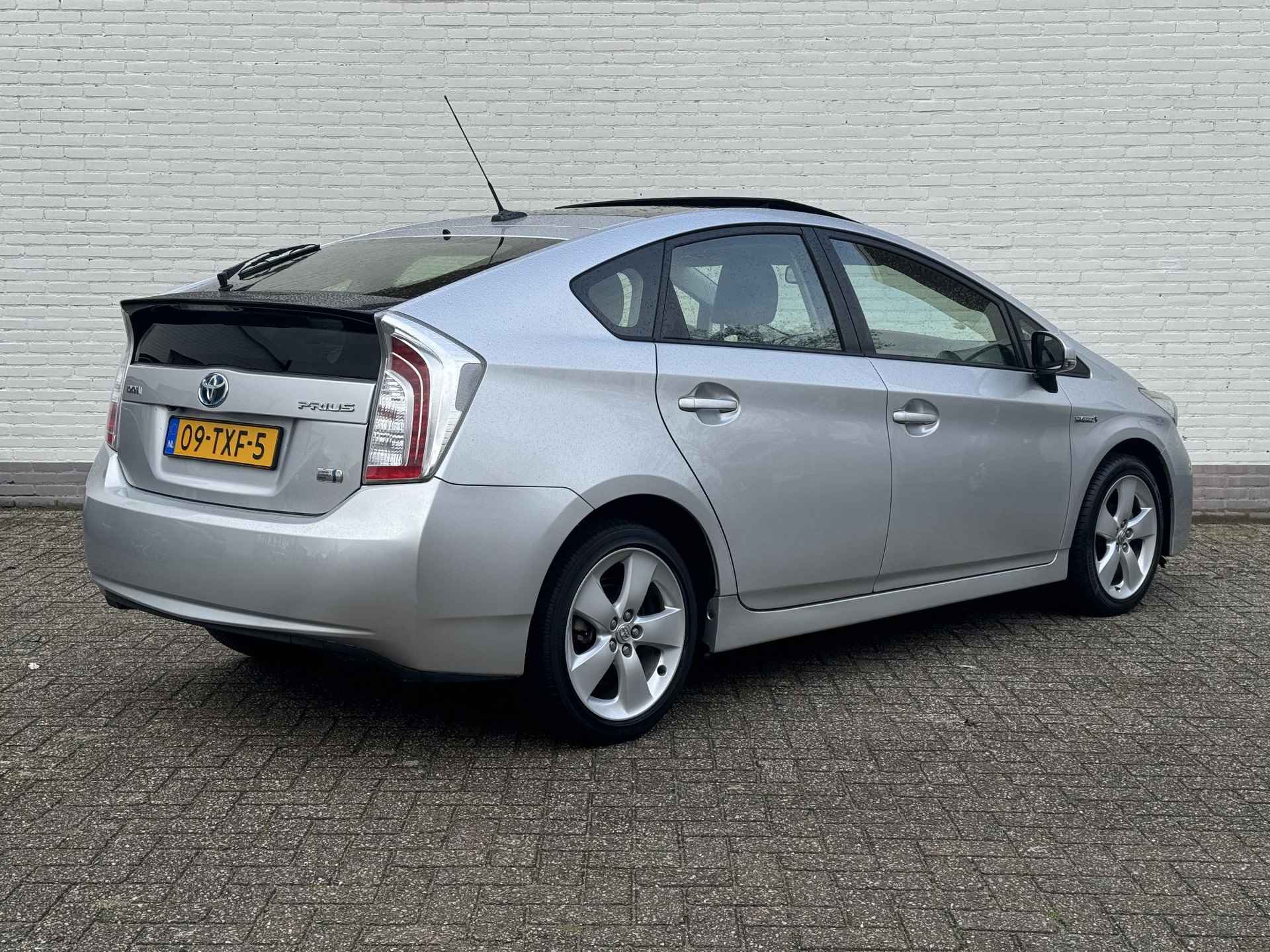 Toyota Prius 1.8 Executive Business / Navigatie / Headup Display / Schuif&kantel Dak / Stoelverwarming / Parkeersensoren + Camera / Cruise / Clima / DAB / Licht en Regensensor / Start&Stop / NAP / - 3/54