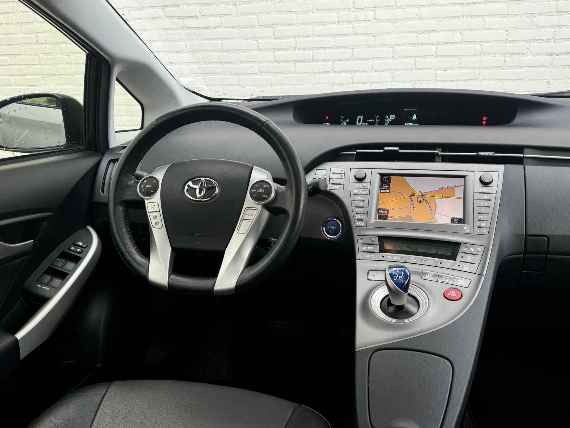 Toyota Prius 1.8 Executive Business / Navigatie / Headup Display / Schuif&kantel Dak / Stoelverwarming / Parkeersensoren + Camera / Cruise / Clima / DAB / Licht en Regensensor / Start&Stop / NAP / - 32/54