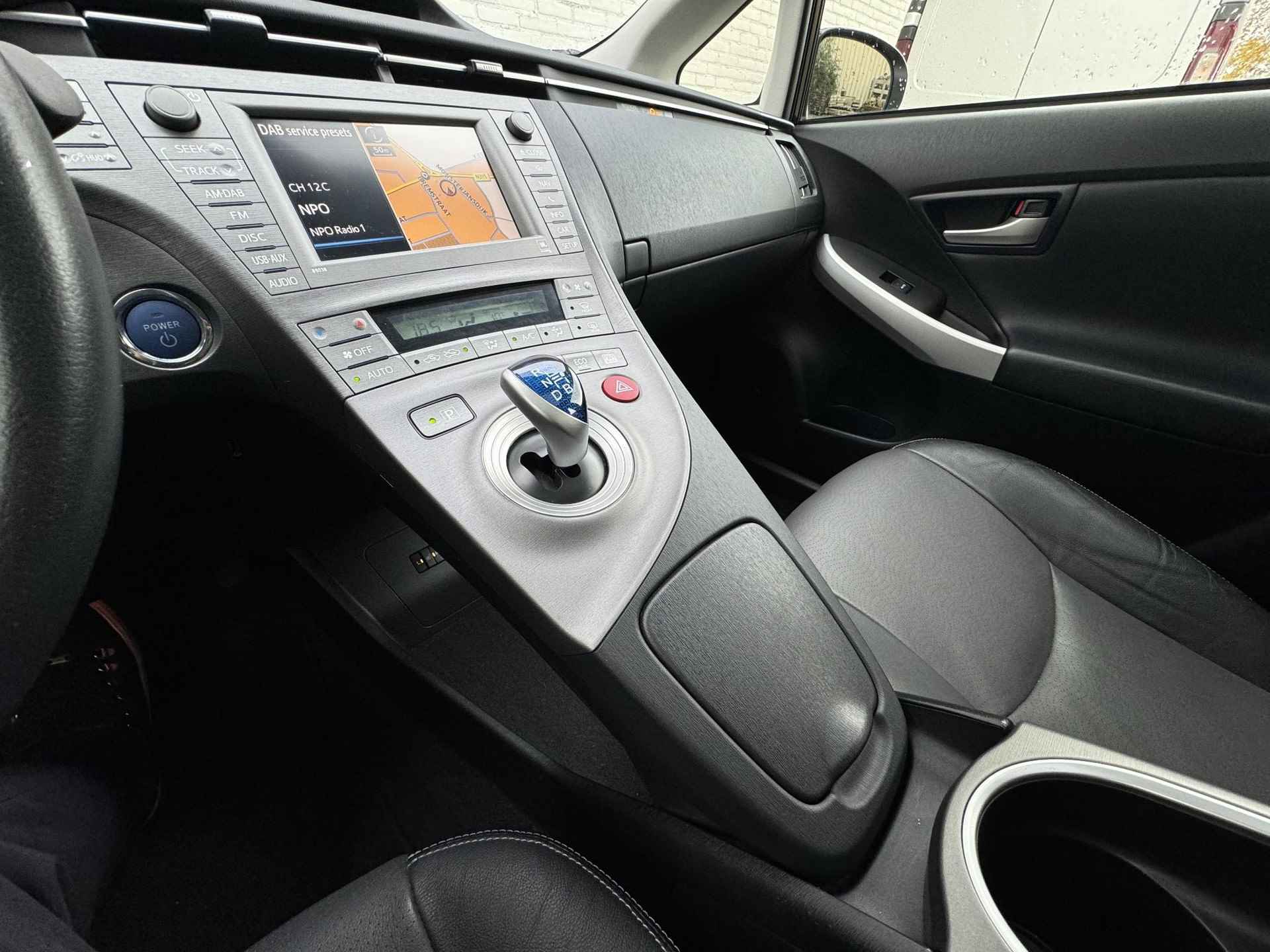 Toyota Prius 1.8 Executive Business / Navigatie / Headup Display / Schuif&kantel Dak / Stoelverwarming / Parkeersensoren + Camera / Cruise / Clima / DAB / Licht en Regensensor / Start&Stop / NAP / - 33/54