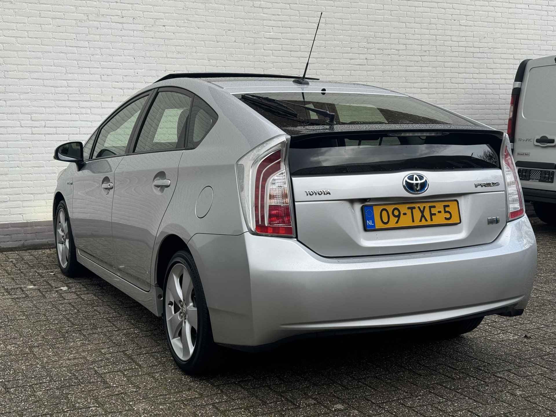 Toyota Prius 1.8 Executive Business / Navigatie / Headup Display / Schuif&kantel Dak / Stoelverwarming / Parkeersensoren + Camera / Cruise / Clima / DAB / Licht en Regensensor / Start&Stop / NAP / - 49/54