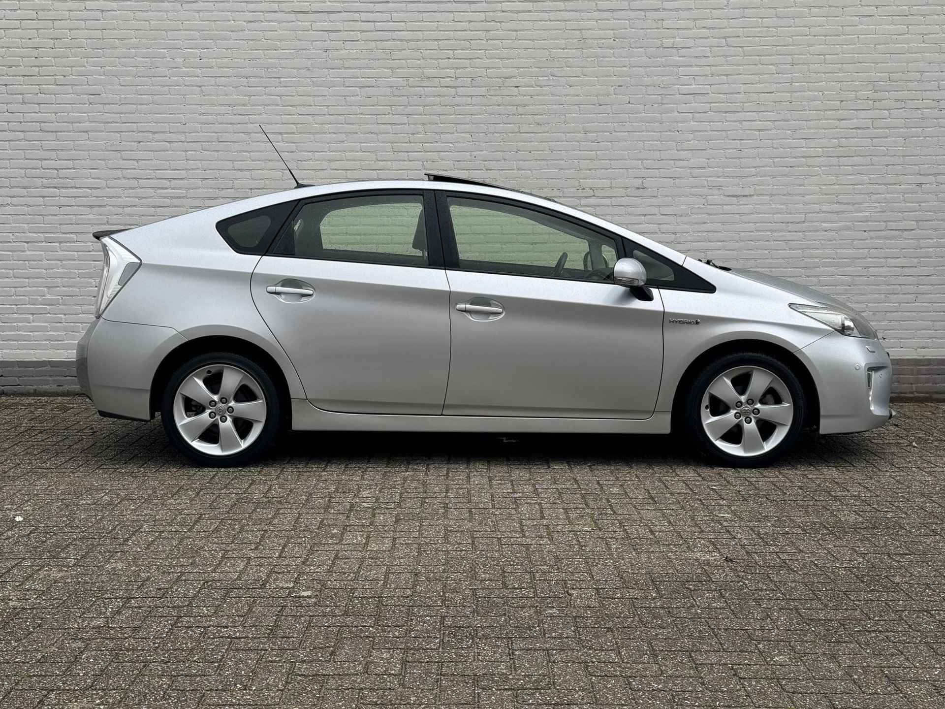 Toyota Prius 1.8 Executive Business / Navigatie / Headup Display / Schuif&kantel Dak / Stoelverwarming / Parkeersensoren + Camera / Cruise / Clima / DAB / Licht en Regensensor / Start&Stop / NAP / - 50/54