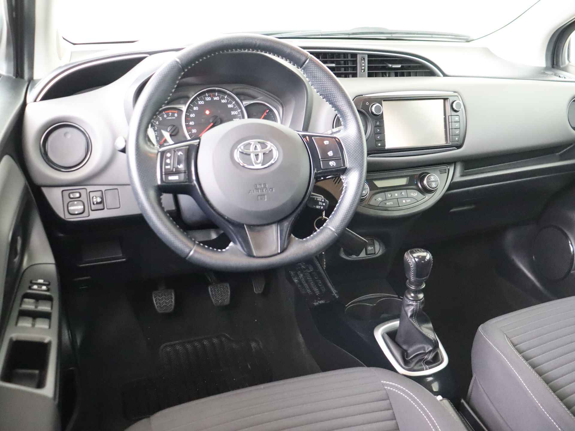 Toyota Yaris 1.3 VVT-i Dynamic I Climate Control I Cruise Control I Camera I LM Velgen I Trekhaak Afneembaar I - 5/44