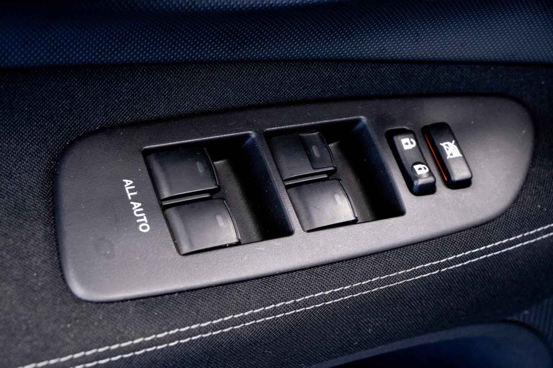 Toyota Auris 1.8 Full Hybrid Aspiration| Clima| CruiseControl| AluVelgen | Automaat - 10/17