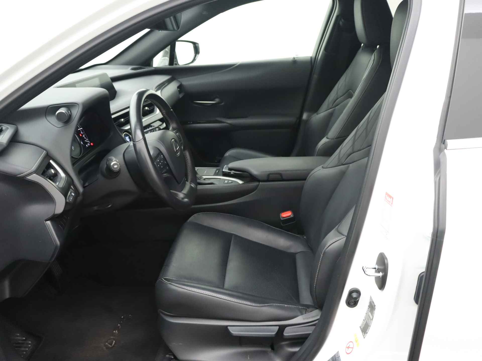 Lexus UX 250h AWD Sport Edition | Navigatie | Stoelverwarming | Leder | Elektrische Achterklep | - 16/39