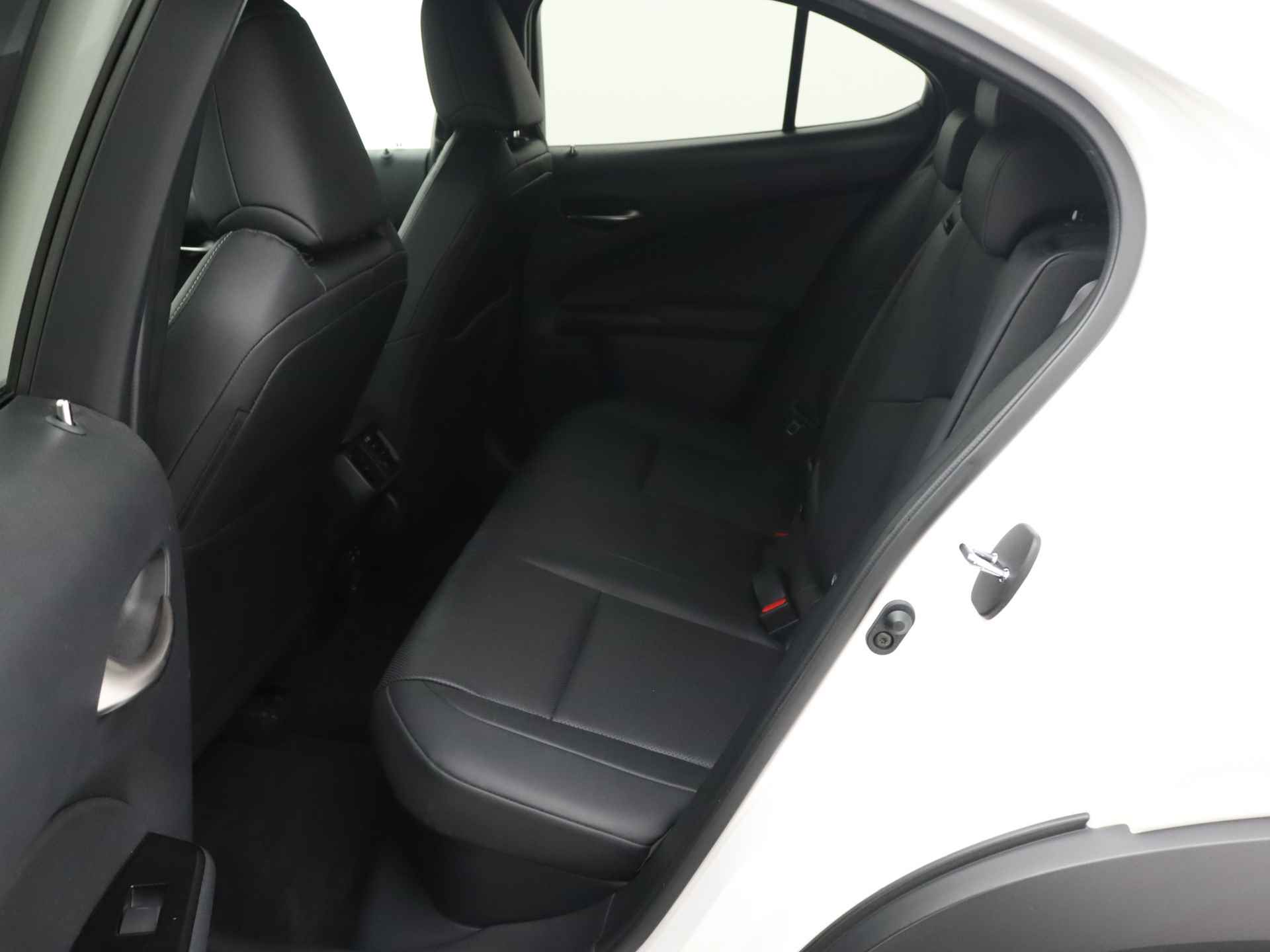 Lexus UX 250h AWD Sport Edition | Navigatie | Stoelverwarming | Leder | Elektrische Achterklep | - 17/39
