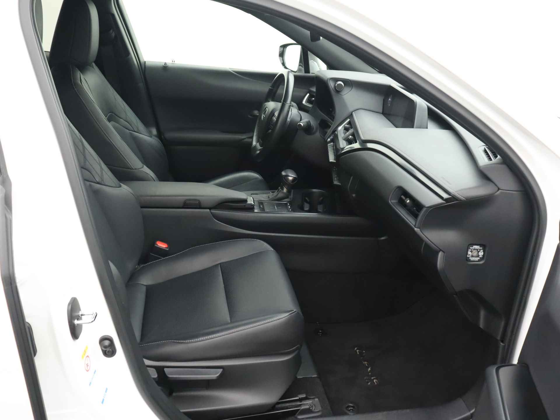 Lexus UX 250h AWD Sport Edition | Navigatie | Stoelverwarming | Leder | Elektrische Achterklep | - 26/39