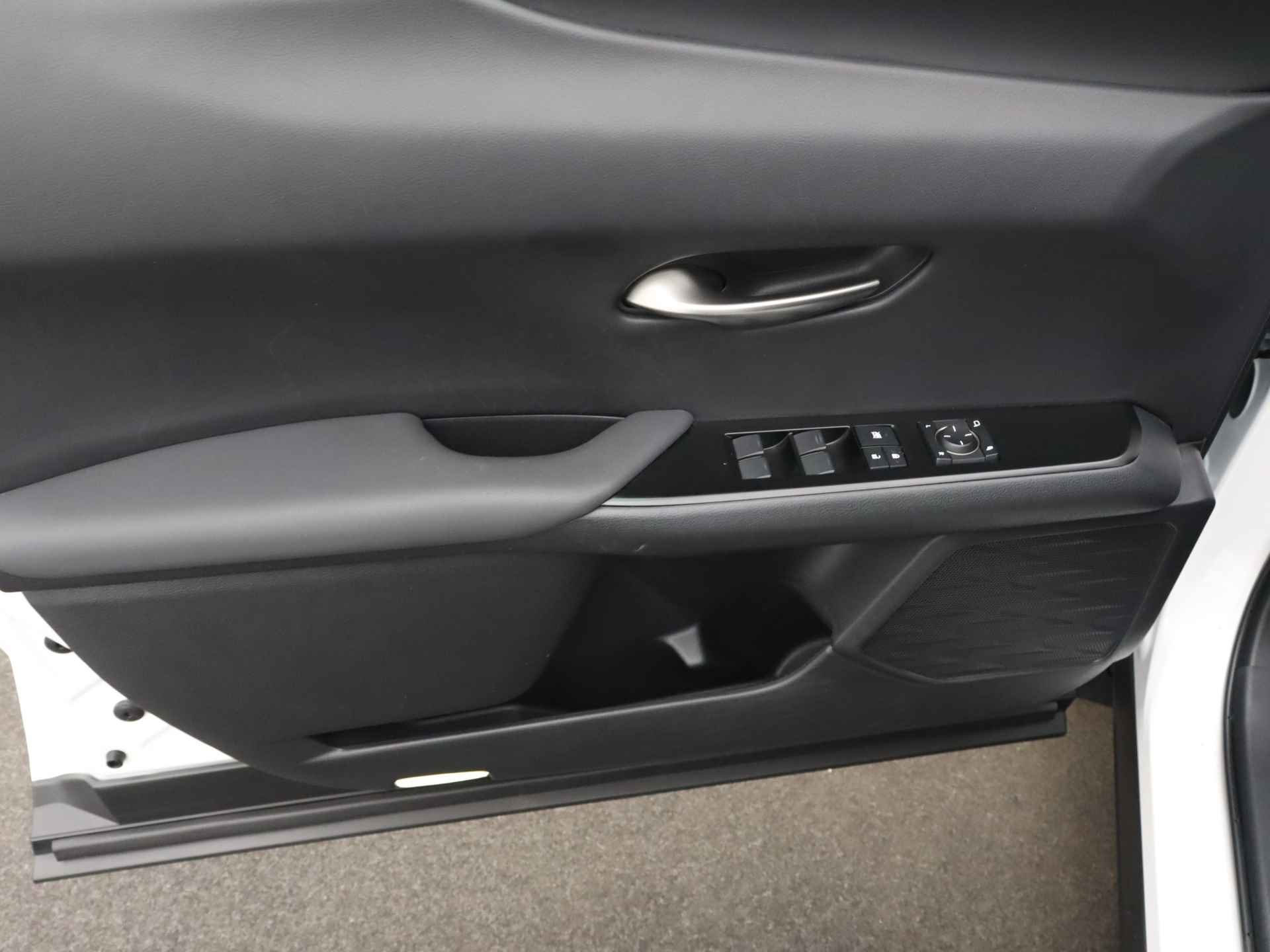 Lexus UX 250h AWD Sport Edition | Navigatie | Stoelverwarming | Leder | Elektrische Achterklep | - 28/39