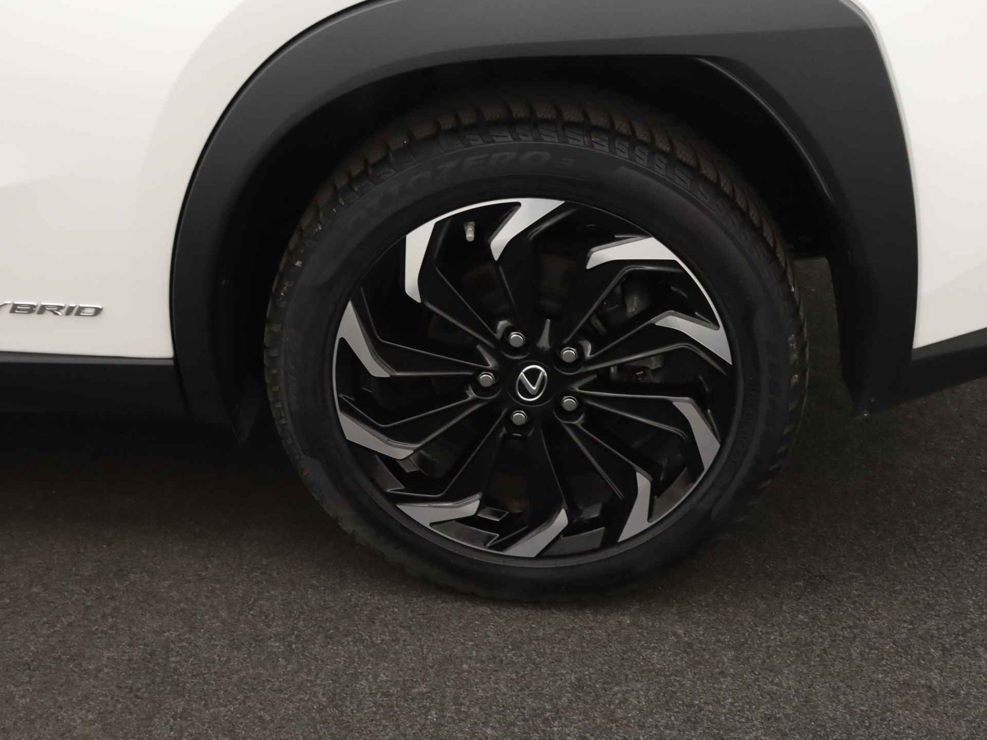 Lexus UX 250h AWD Sport Edition | Navigatie | Stoelverwarming | Leder | Elektrische Achterklep | - 36/39