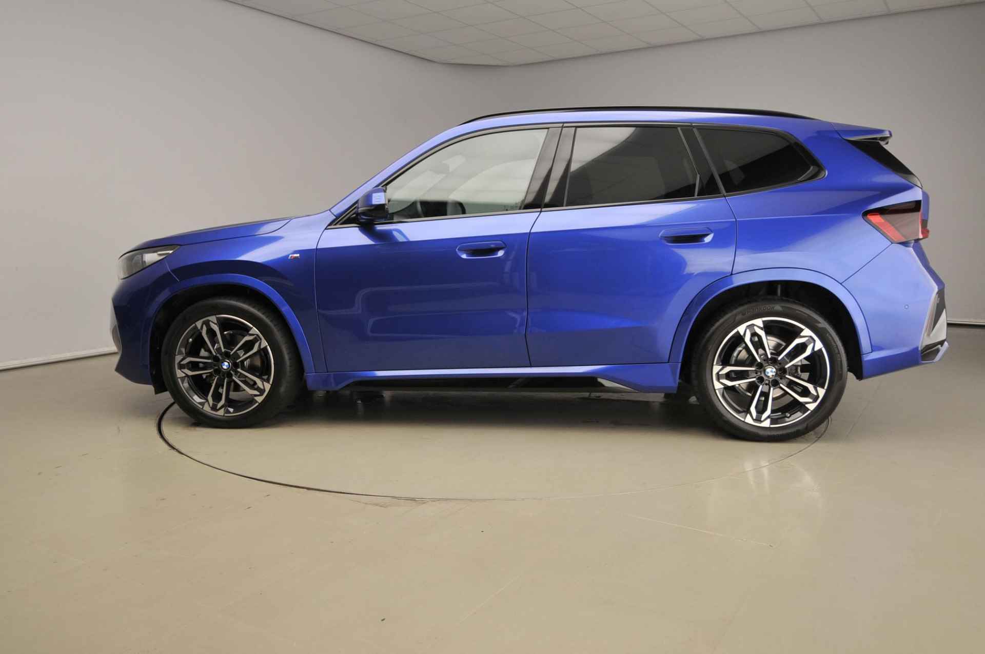 BMW X1 sDrive18i | M-Sportpakket | LED | Leder | HUD | Schuifdak | Elektr. zetels | Stoelverwarming | DAB | Harman-kardon sound | Alu 19 inch - 3/37