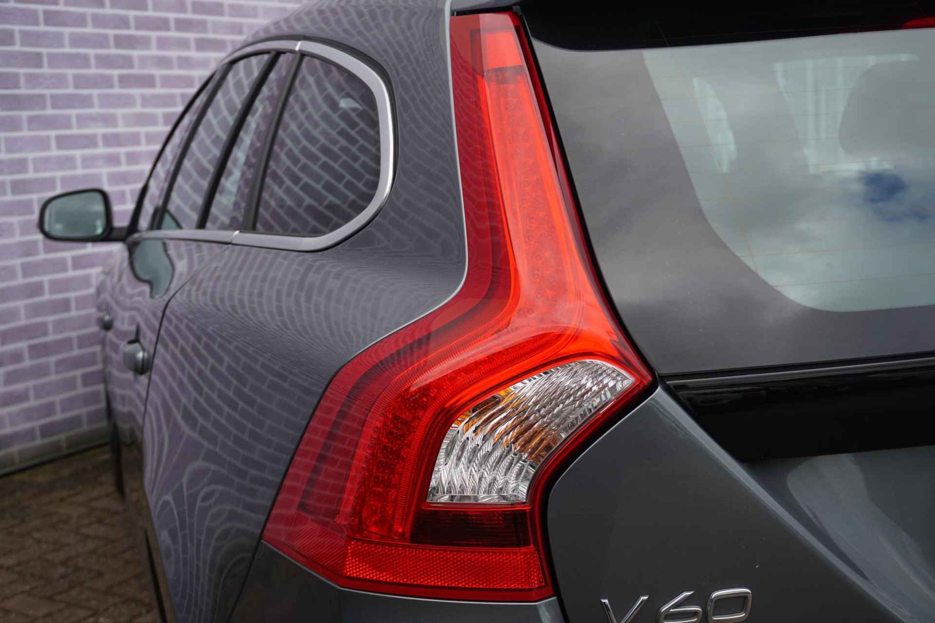 Volvo V60 2.0 T4 Business Sport | Bi Xenon | Stoel Verwarming | Volvo On Call | Standkachel | High Performance audio |18" licht metalen velgen | - 9/30