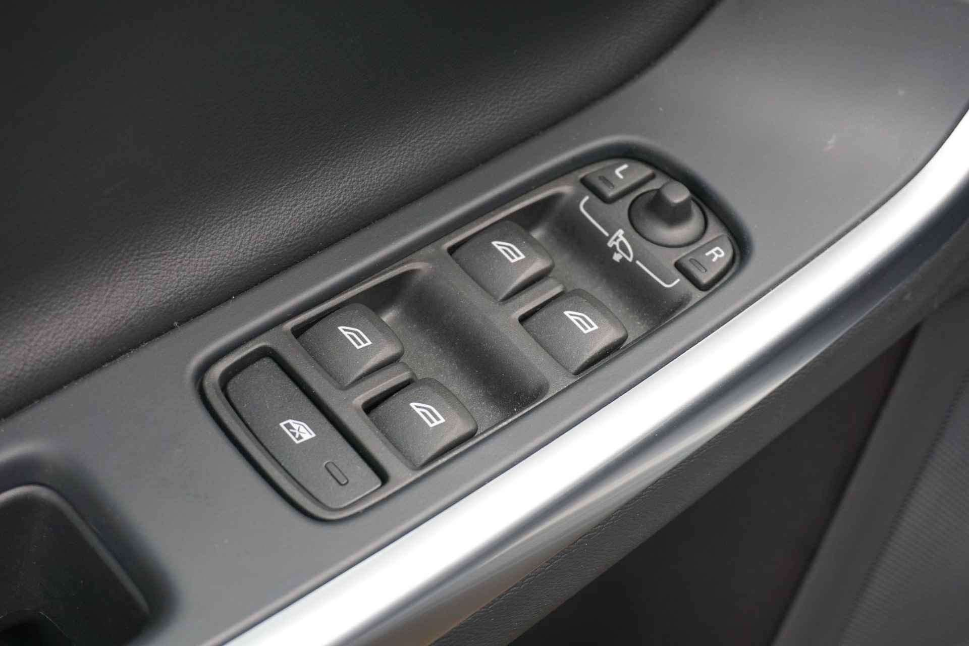 Volvo V60 2.0 T4 Business Sport | Bi Xenon | Stoel Verwarming | Volvo On Call | Standkachel | High Performance audio |18" licht metalen velgen | - 12/30