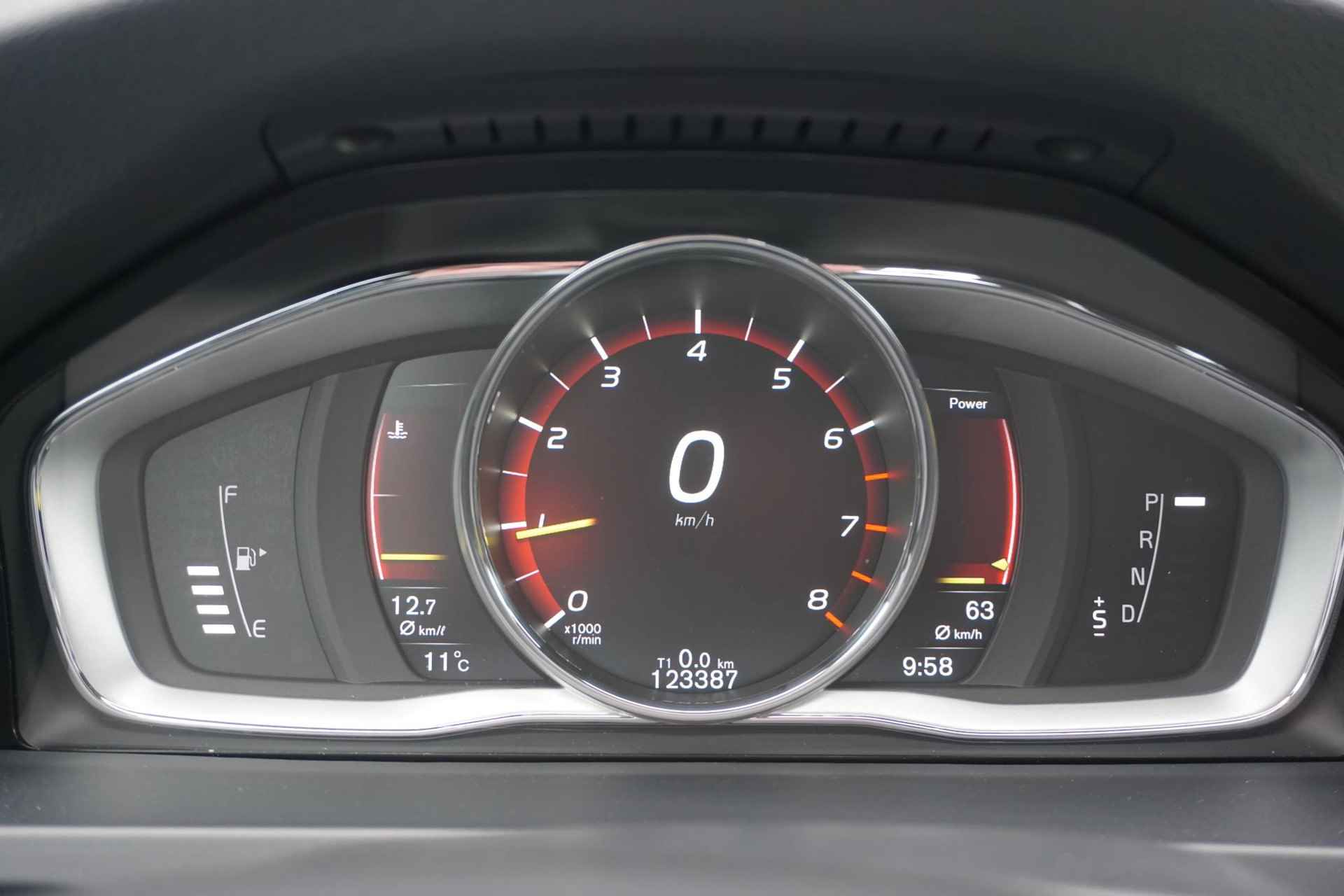 Volvo V60 2.0 T4 Business Sport | Bi Xenon | Stoel Verwarming | Volvo On Call | Standkachel | High Performance audio |18" licht metalen velgen | - 18/30
