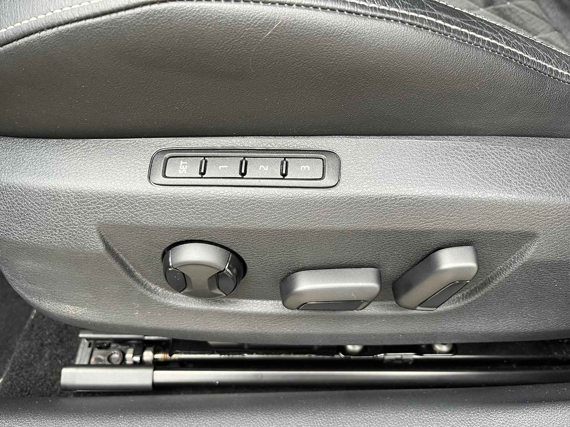 Škoda Superb Combi 1.4 TSI iV Sportline Business / DSG / Panoramadak / Canton Audio / Alcantara / 19" LMV ** - 14/38